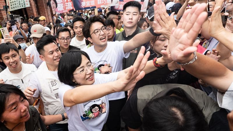中配上街表態「票投沈伯洋」！原因惹淚目