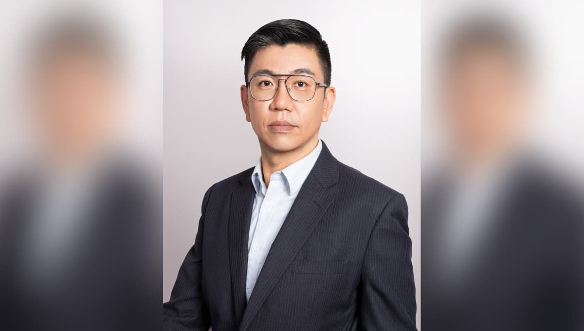 證券分析師蔡明翰認為，面對台股高檔震盪，可採取科技股搭配高股息或債券等防禦型資產的配置策略，平衡投資組合波動。（蔡明翰提供）