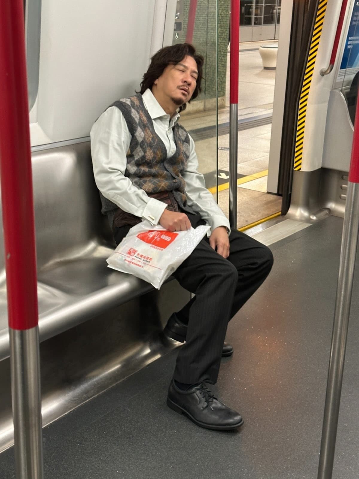 為了宣傳電影，張家輝打扮成片中角色「蔡辛強」的模樣在地鐵上累到睡過頭，故意被網友偷拍。（甲上提供）