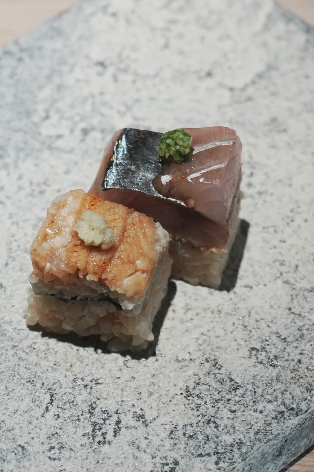 關西風味的「星鰻押壽司」（左）、「竹莢魚押壽司」（右），是菜單上的定番。
