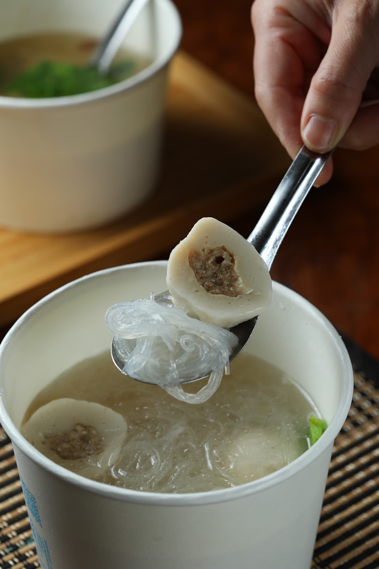 「冬粉加魚丸」可在Q彈魚丸中嘗到肉末的多汁與鮮美，分量十足。（65元／份）