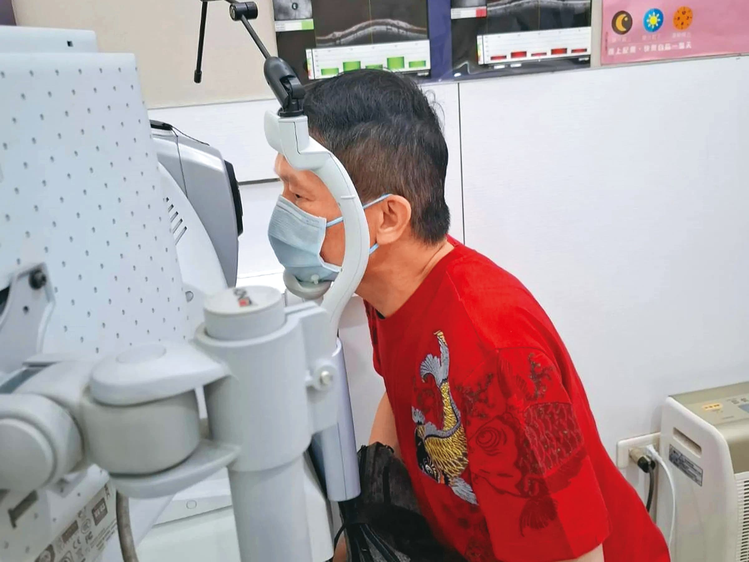 去年秦楊因右眼中風差點失明。	（秦楊提供）