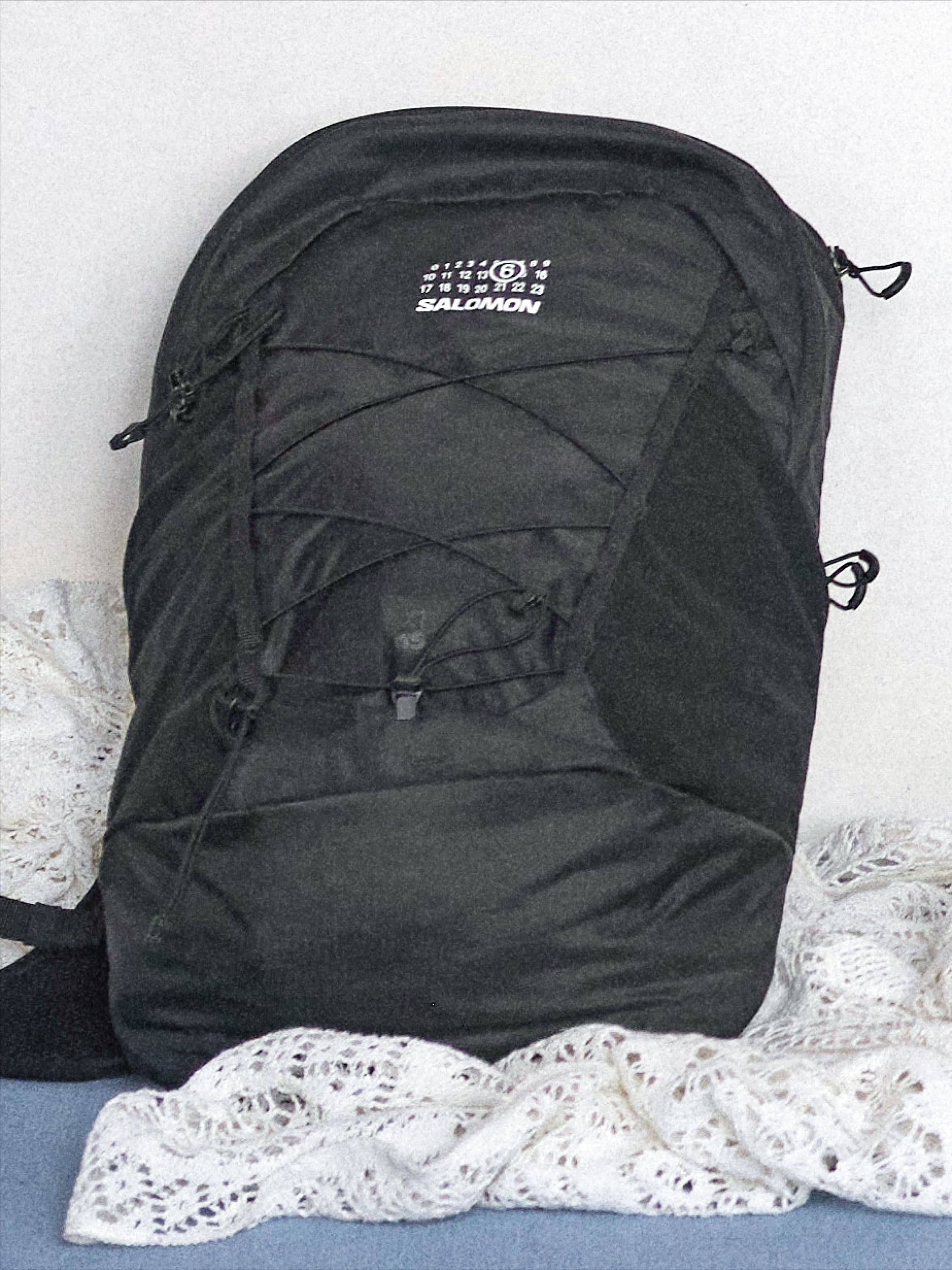 MM6 x Salomon XT-15黑色後背包，NT$12,385。