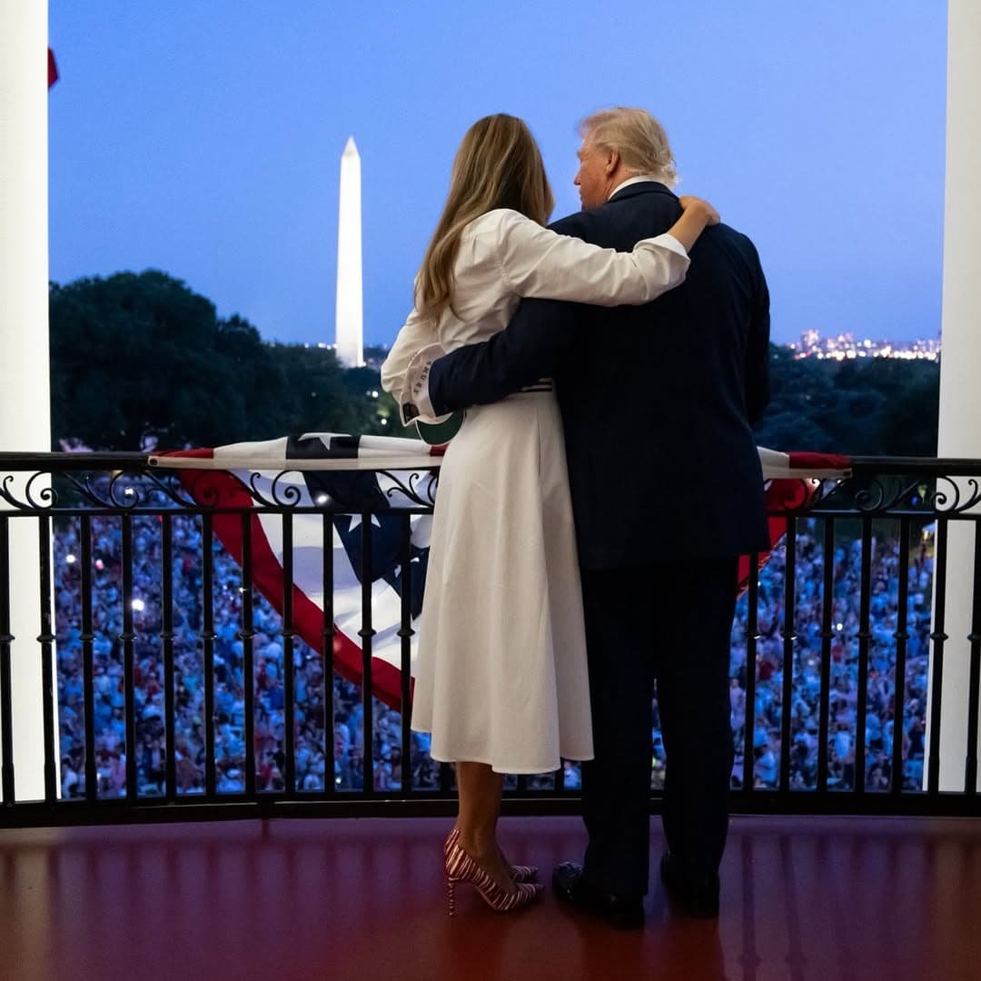 川普與梅蘭妮亞相擁看國慶煙火。（翻攝realdonaldtrump IG）