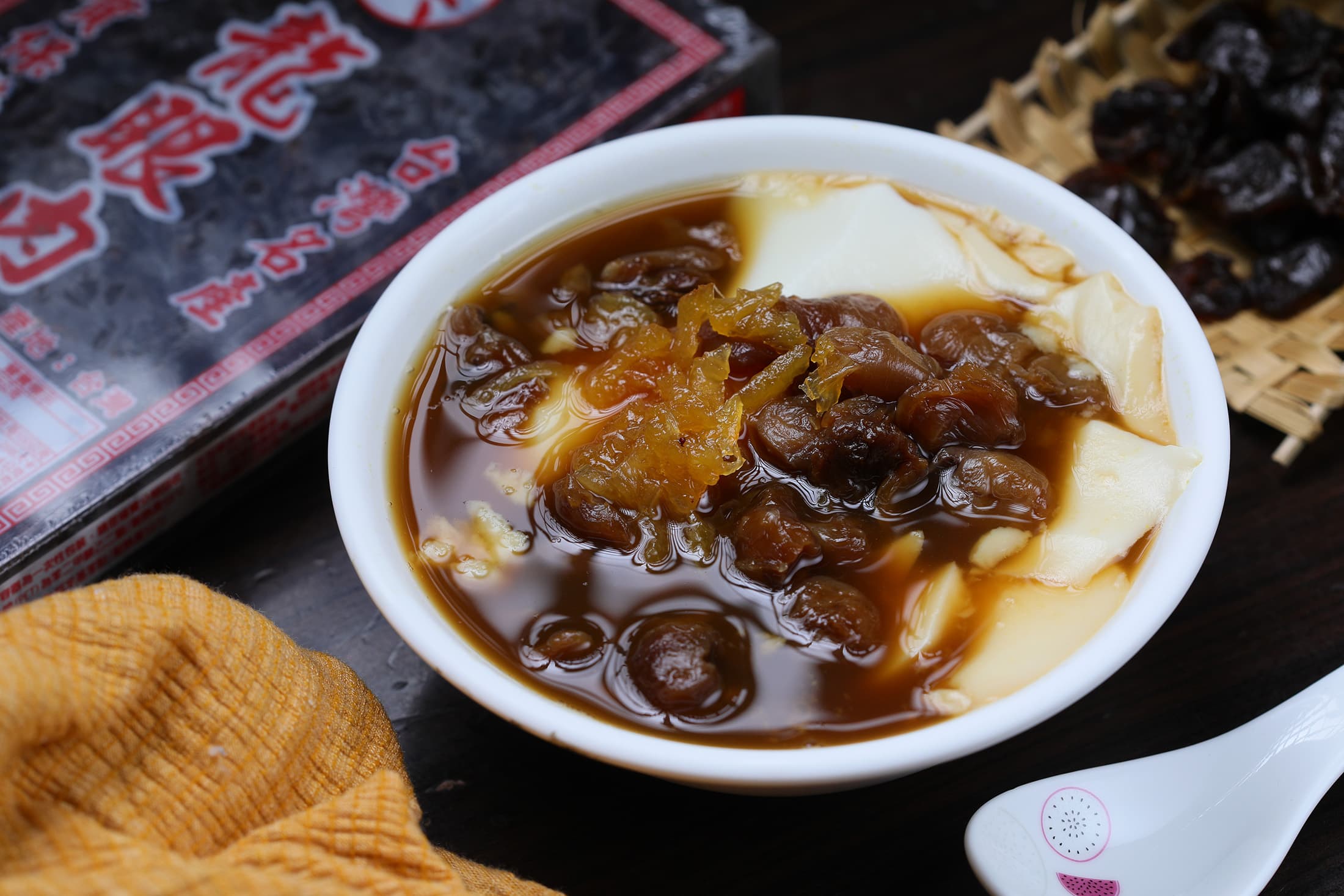 淋上濃郁薑汁的「桂圓薑汁豆花」,帶著桂圓甜香,冬季經常提早賣完。(80元/份)