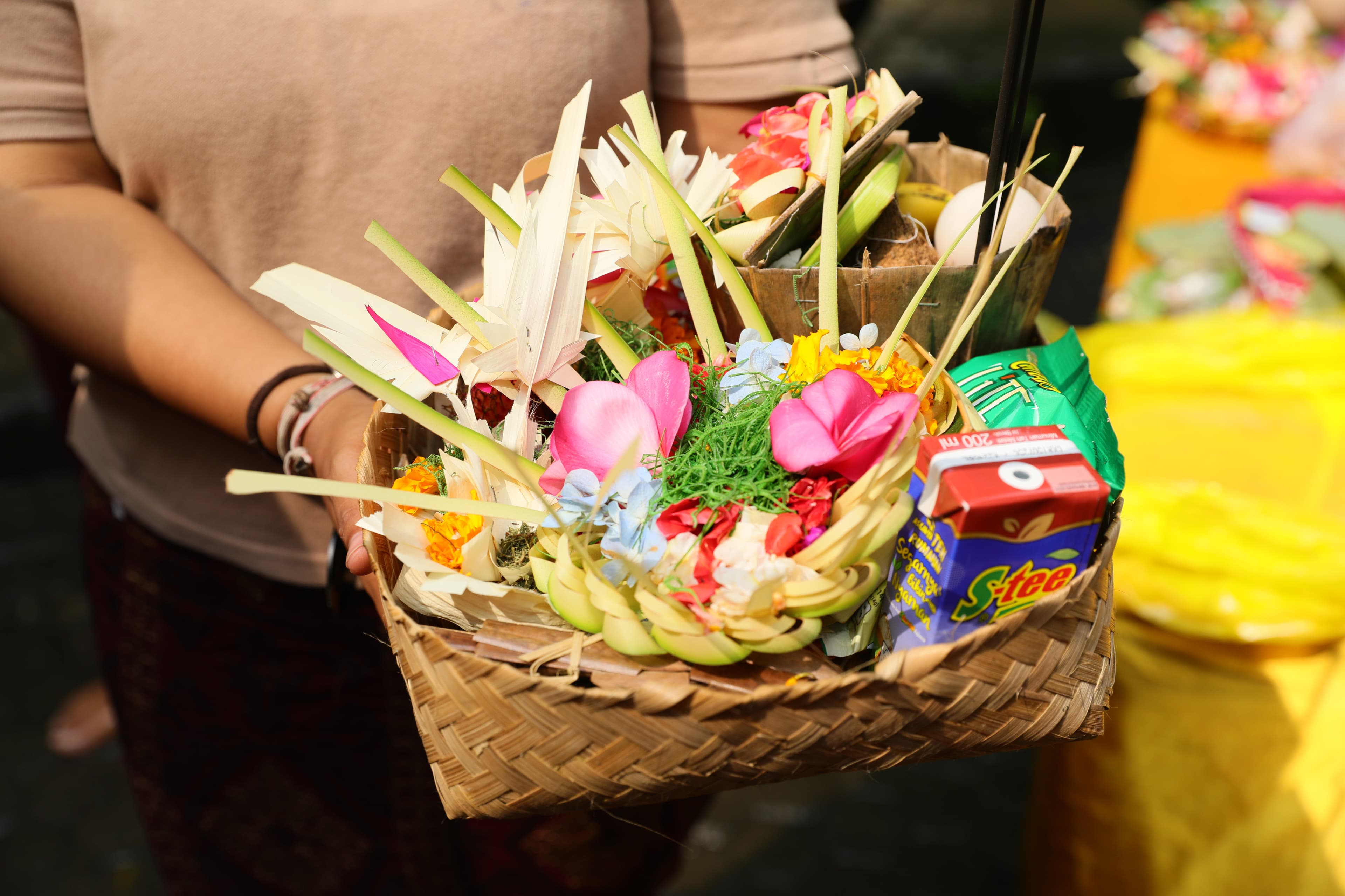 預先準備用椰子葉編織籃盛裝的Canang Sari（供品）。