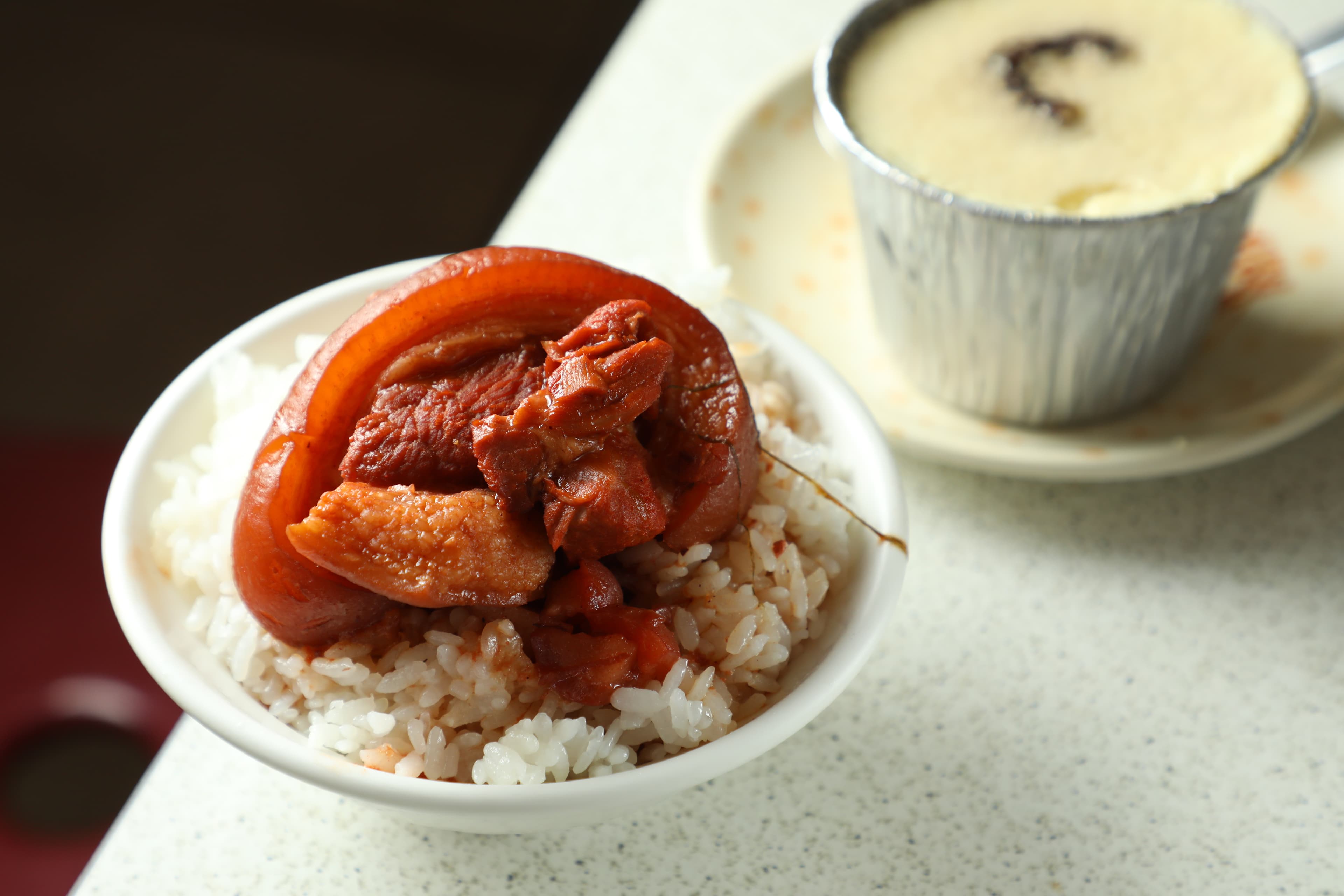 可以挑肥瘦的「爌肉飯」，油脂黏性更明顯，瘦肉也不會柴澀。（80元／碗）