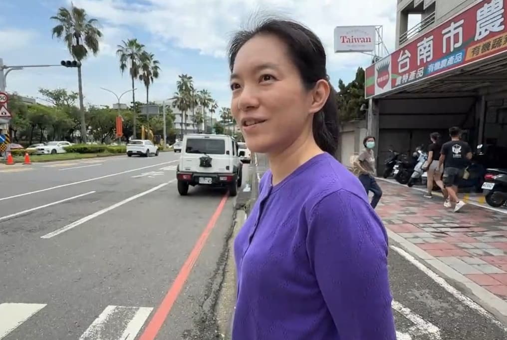 陳幸妤今照常到診所上班,面對媒體訪問神色輕鬆。(鏡新聞)