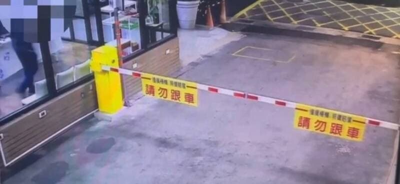 簡男在行凶後步出社區，警方循線在獲報約2小時後逮到人。（翻攝畫面）