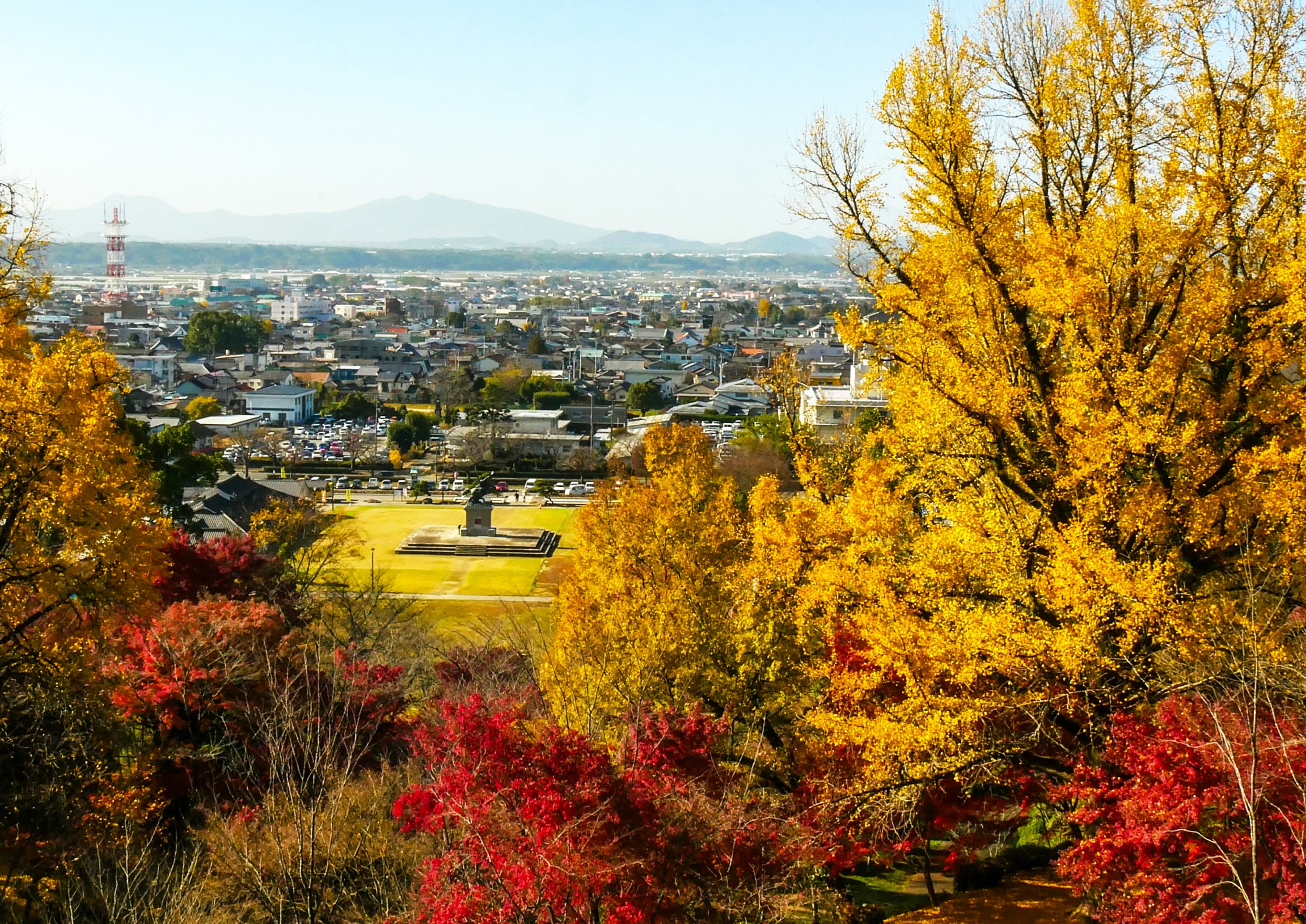 菊池公園是賞楓、賞櫻熱門勝地，健行登高俯瞰療癒市景。（熊本縣菊池市提供）