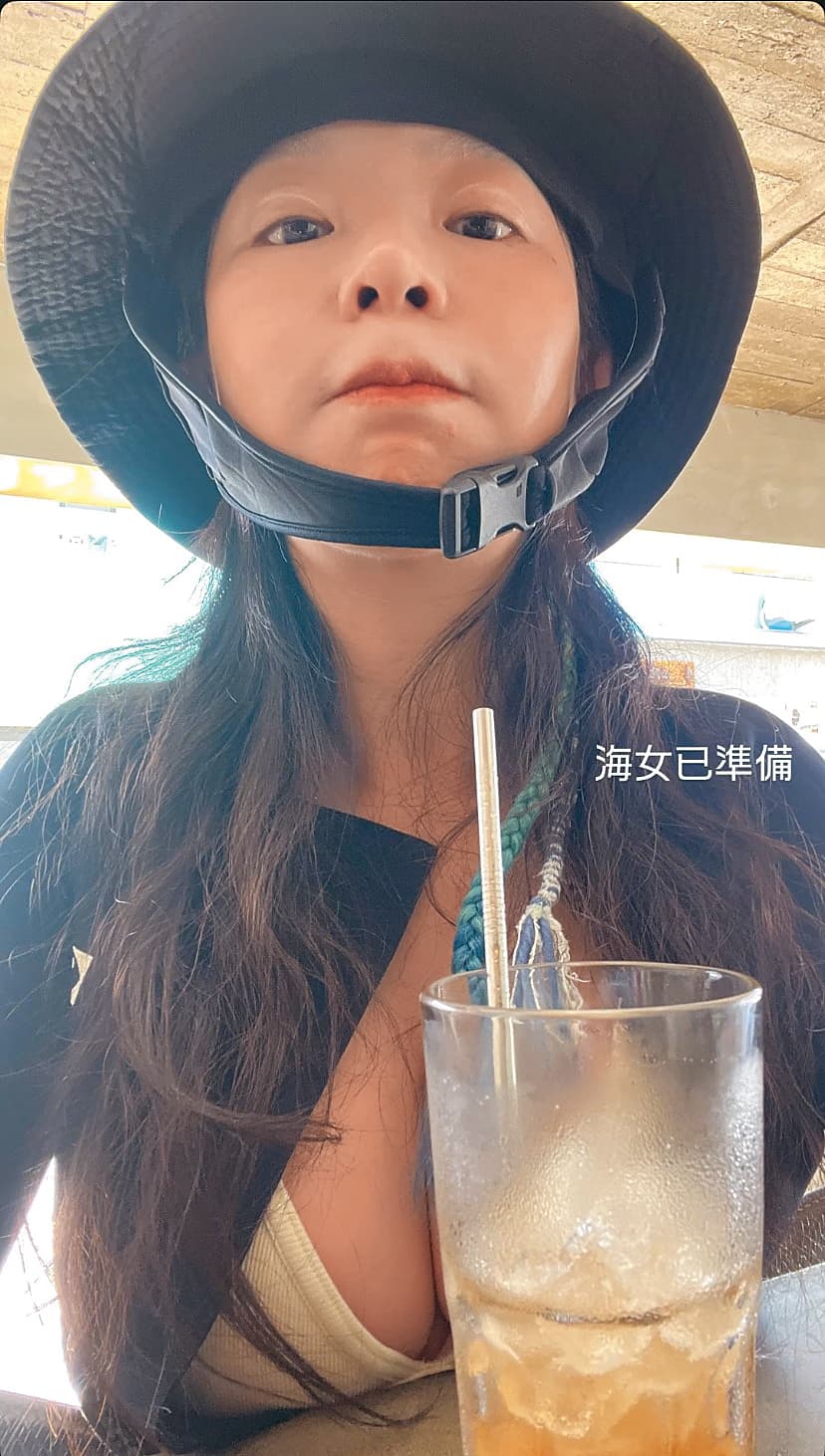 郭書瑤出賣死亡角度，但小編眼裡只看見桌上那大大的…飲料杯。你亂想什麼？（瞪）（翻攝自郭書瑤IG）