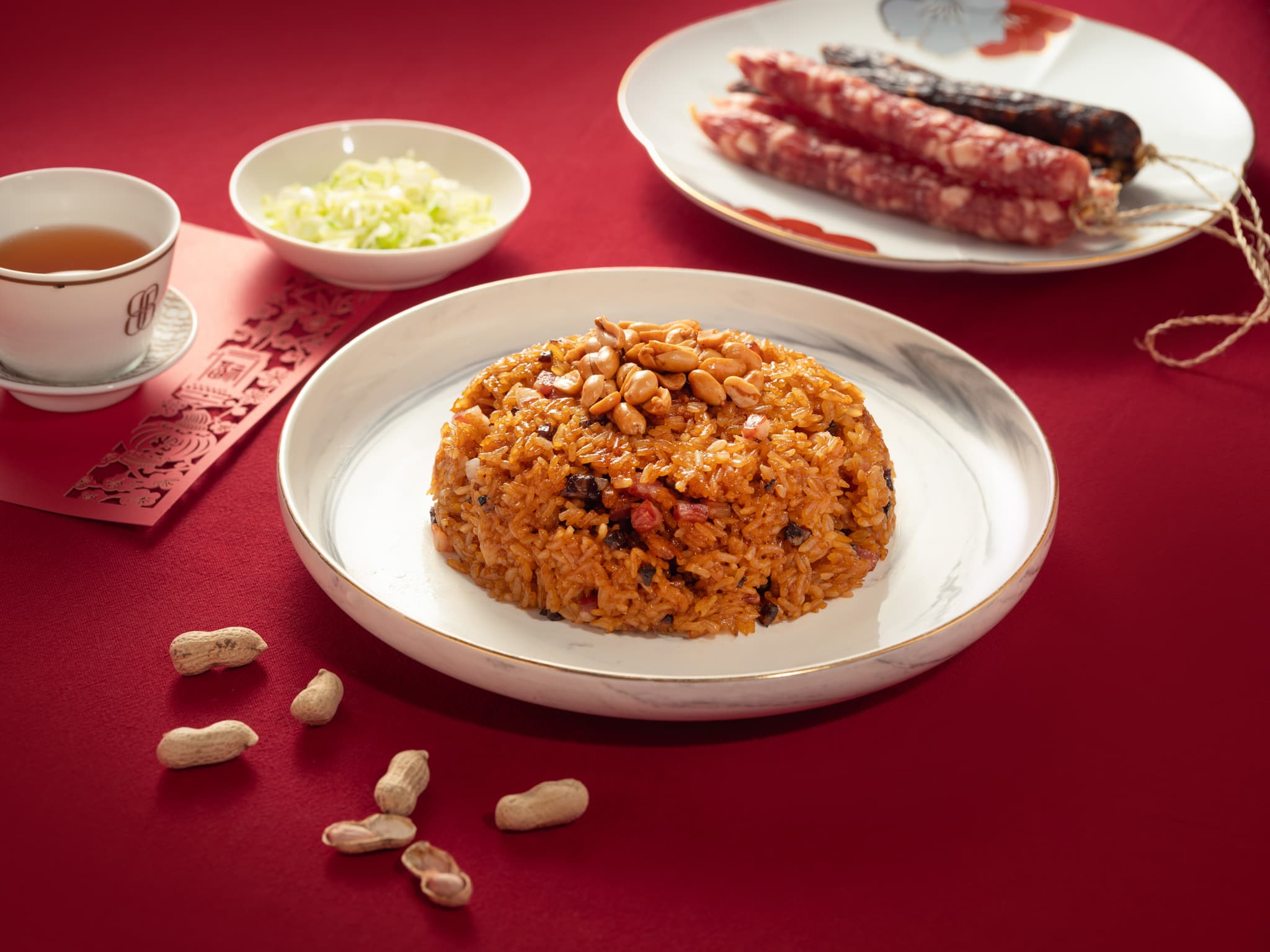「臘味糯米飯」以味香濃郁之港式臘肉、臘腸與肝腸，搭配Q彈飽滿的糯米一同拌炒，柔韌綿密而不黏膩，撒上花生點綴，唇齒留香。（8,888元外帶年菜菜色，嘉林餐旅集團提供）