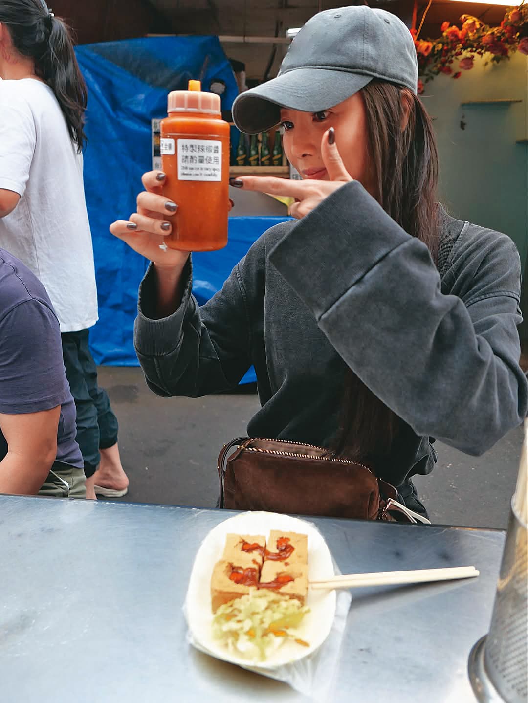 吳速玲就愛這一味，一口氣狂嗑3盤臭豆腐～嗝。（捏鼻）（翻攝自吳速玲IG）