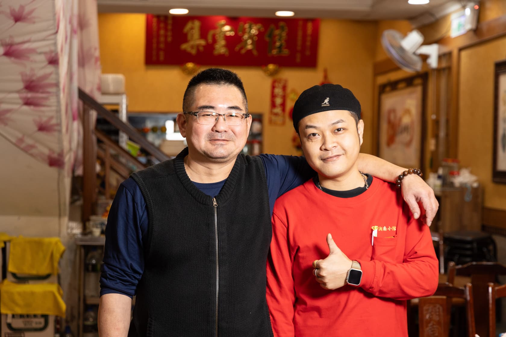 原為點心師傅的王俊斌（左）不忍老店關門，接手端出原汁原味特色菜，現在兒子王家禾（右）也在店裡學習。