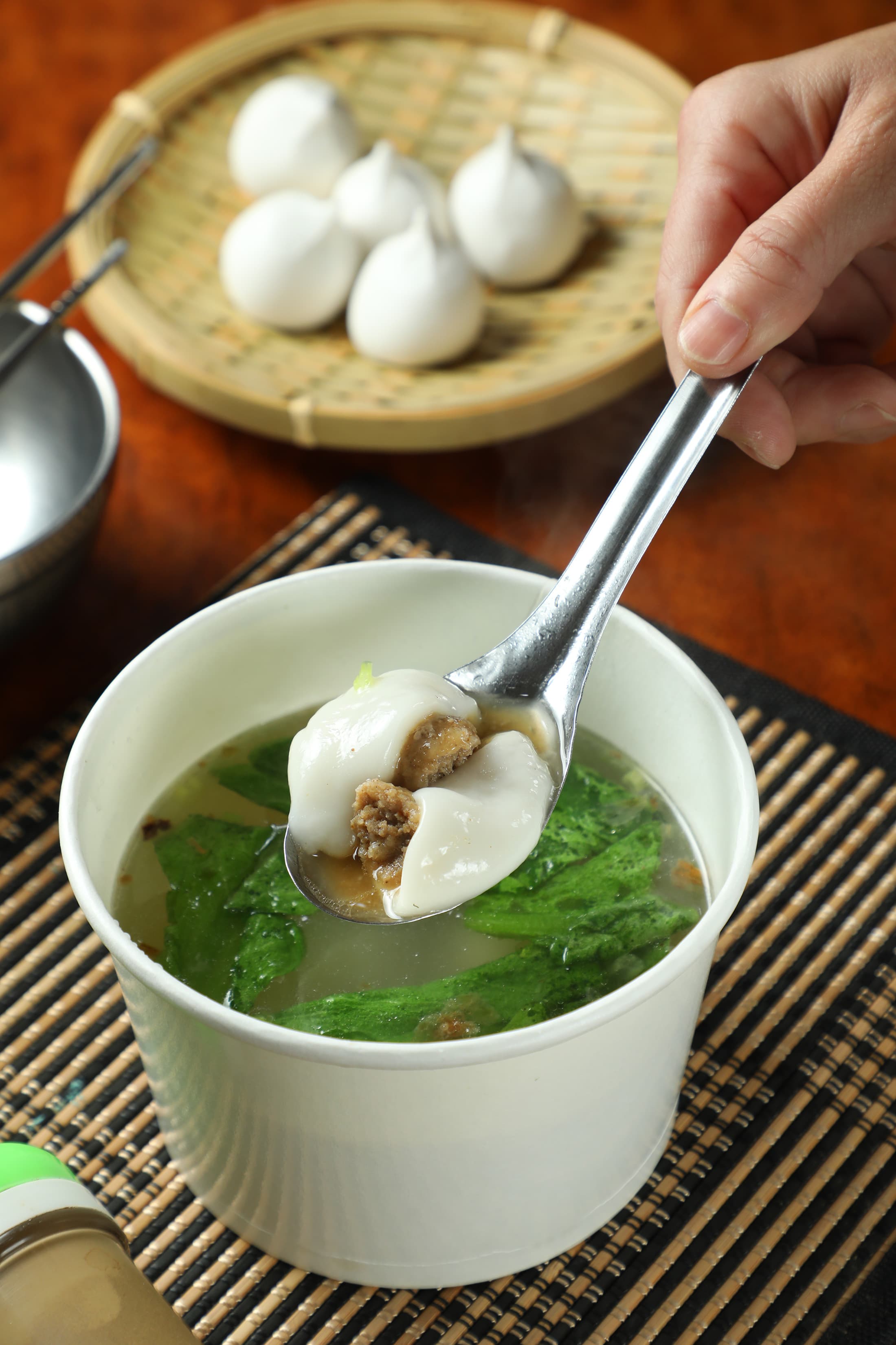 每日限量的「鹹湯圓」，以軟嫩外皮包入肉汁豐富的豬胛心內餡而大受歡迎。（70元／份）