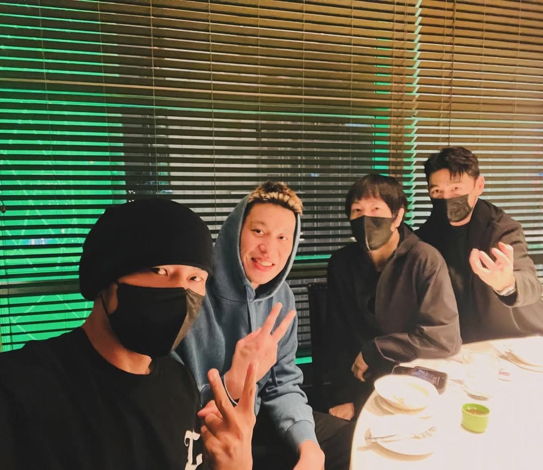 阿信(右二)私下的妹妹頭造型引起話題。(翻攝周杰倫IG)