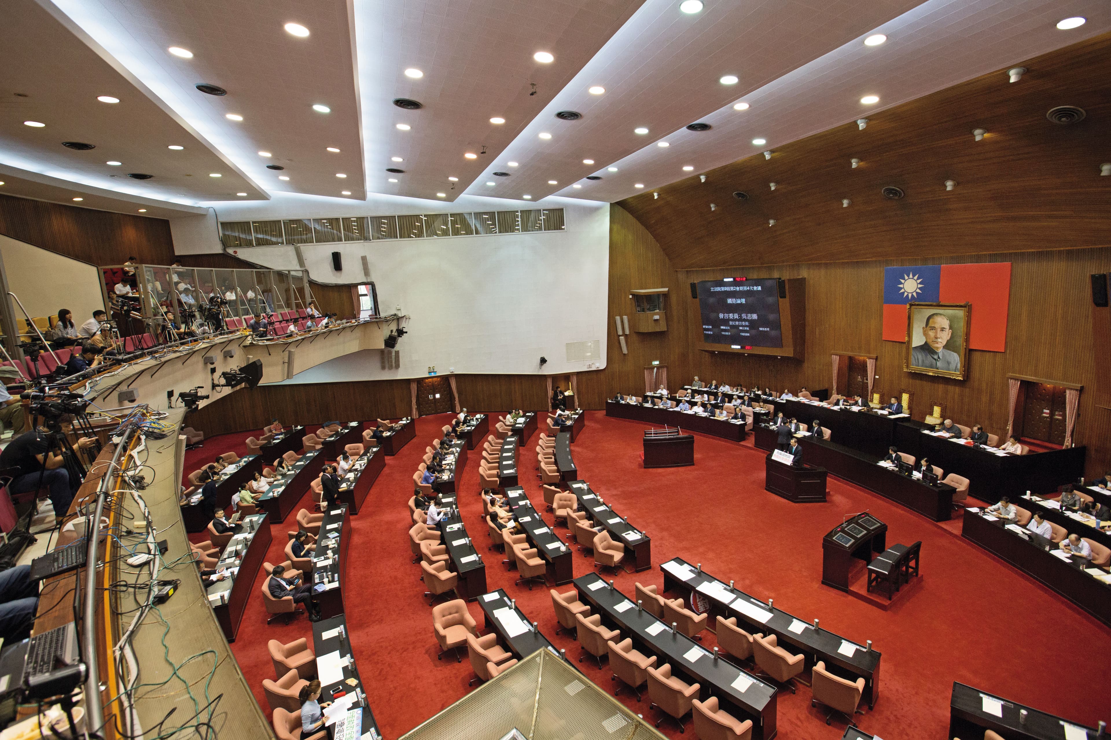 2001、2004年立委選舉，民進黨加上泛綠陣營席次皆未過半。（資料照片）
