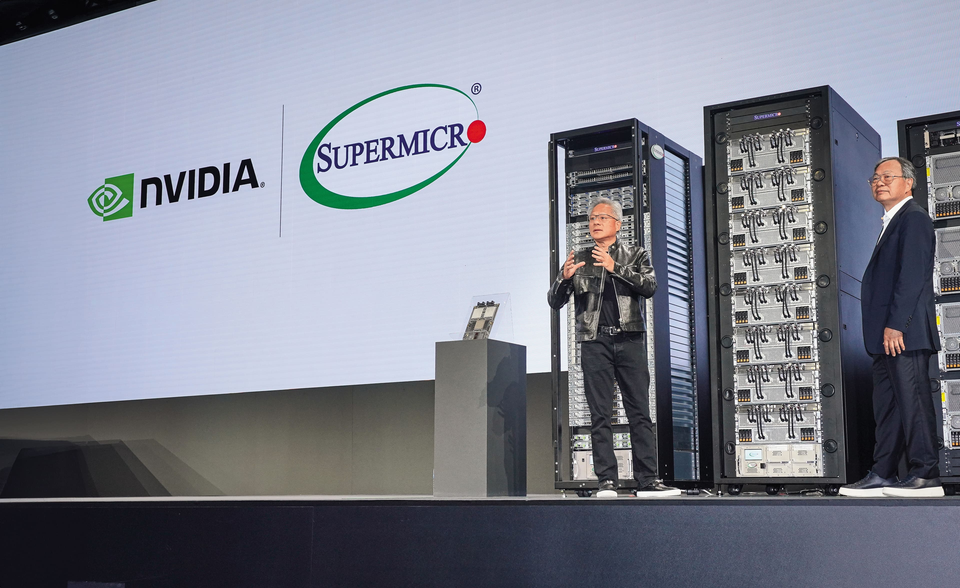 輝達（NVIDIA）執行長黃仁勳（左）與美超微（Supermicro）創辦人暨執行長梁見後（右）是30年好友，去年5月在台北同台現身，引起外界關注。