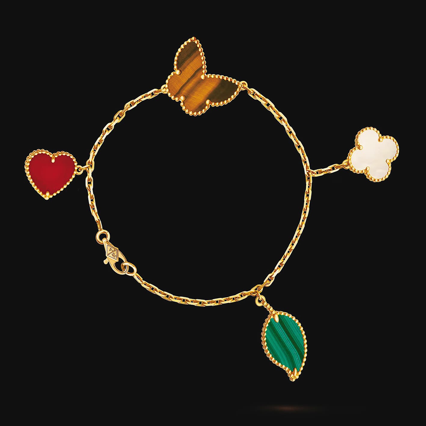  Alhambra家族延伸出不同子系列。Lucky Alhambra系列4枚墜飾手鍊 NT$204,000（翻攝自Van Cleef & Arpels官網）