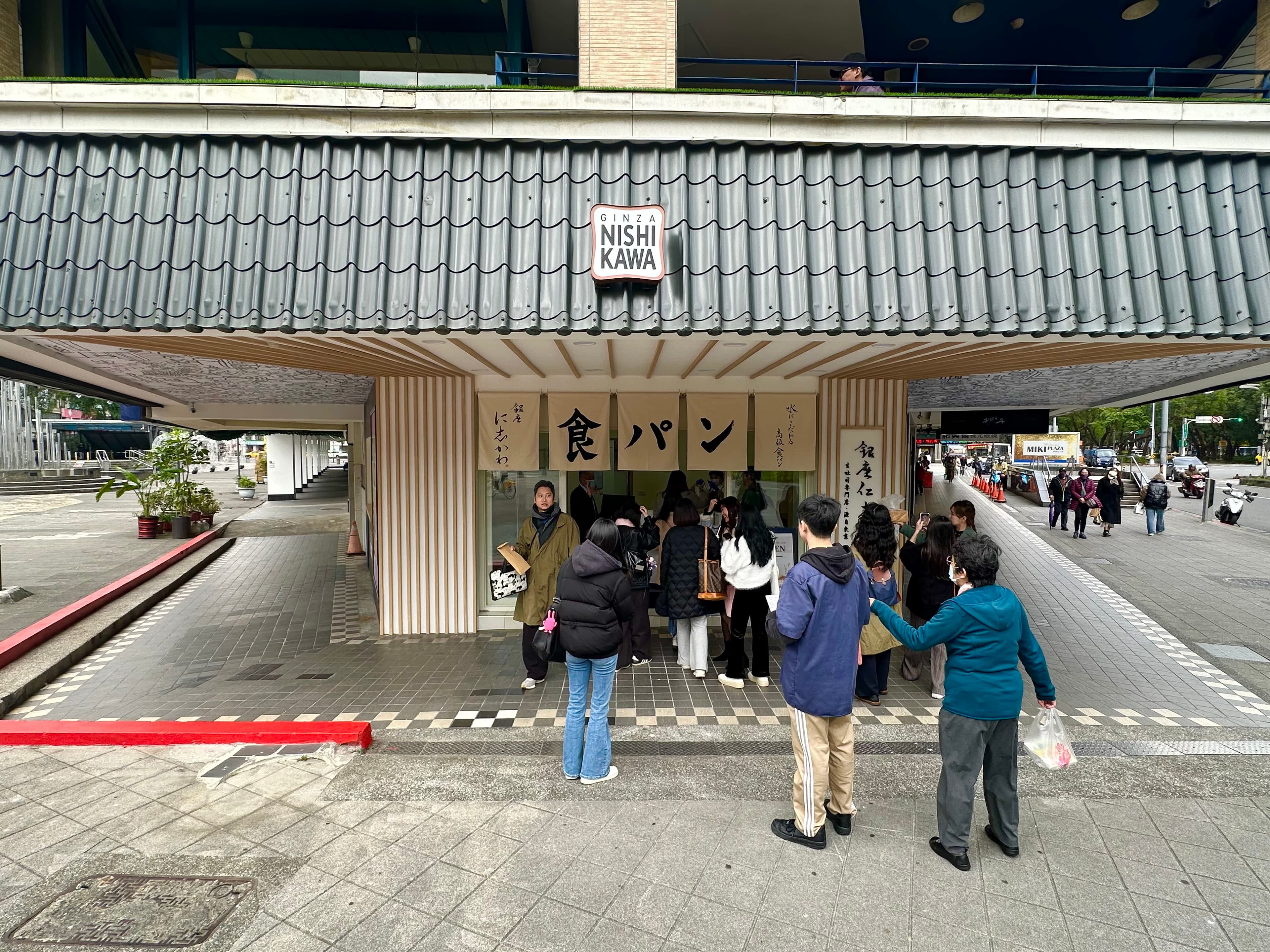 台灣一號店延續日本店鋪垂掛暖簾的設計風格。