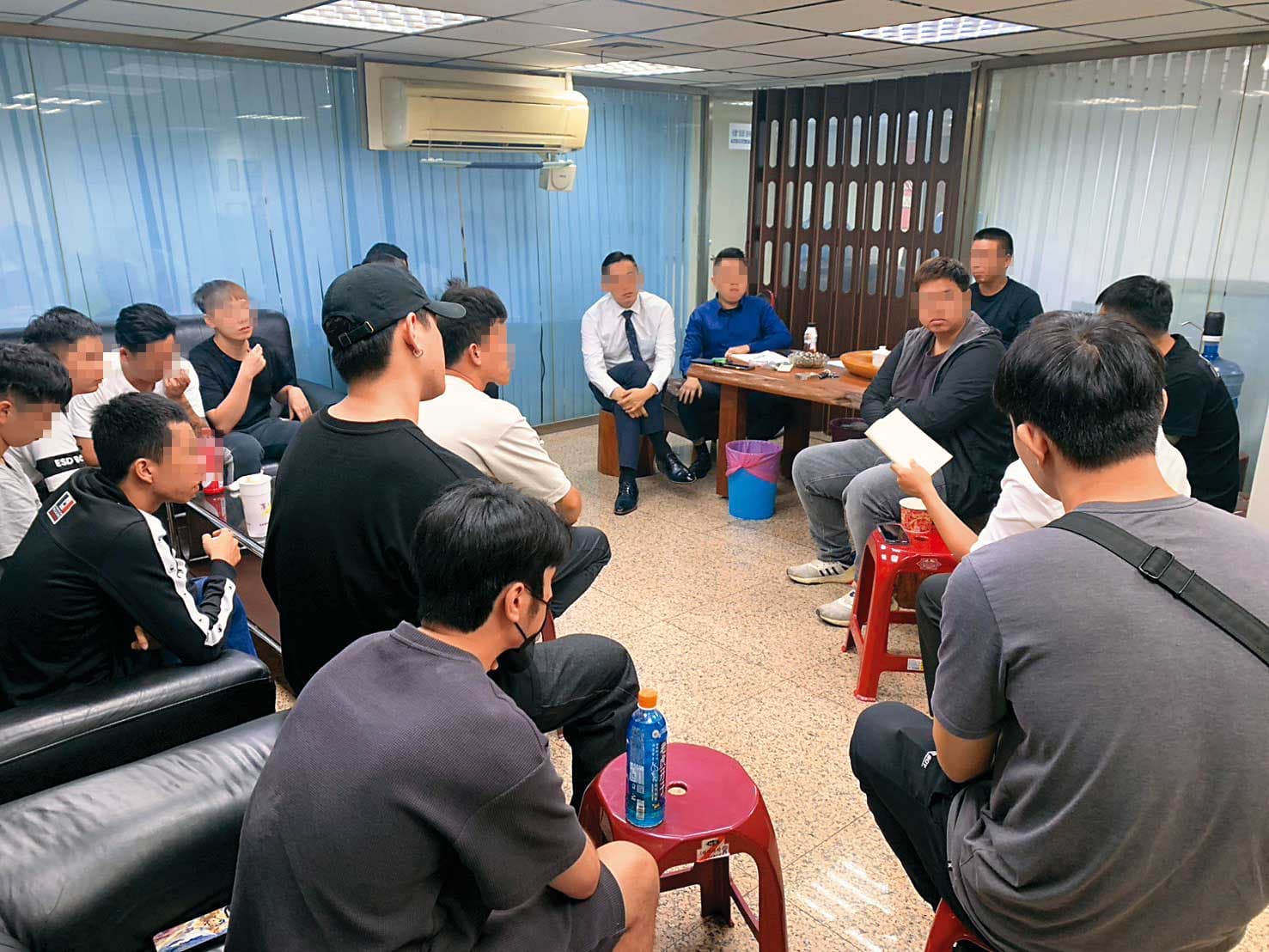 知名徵信高雄分部員工眾多,大家定期開會、分享心得。(讀者提供)