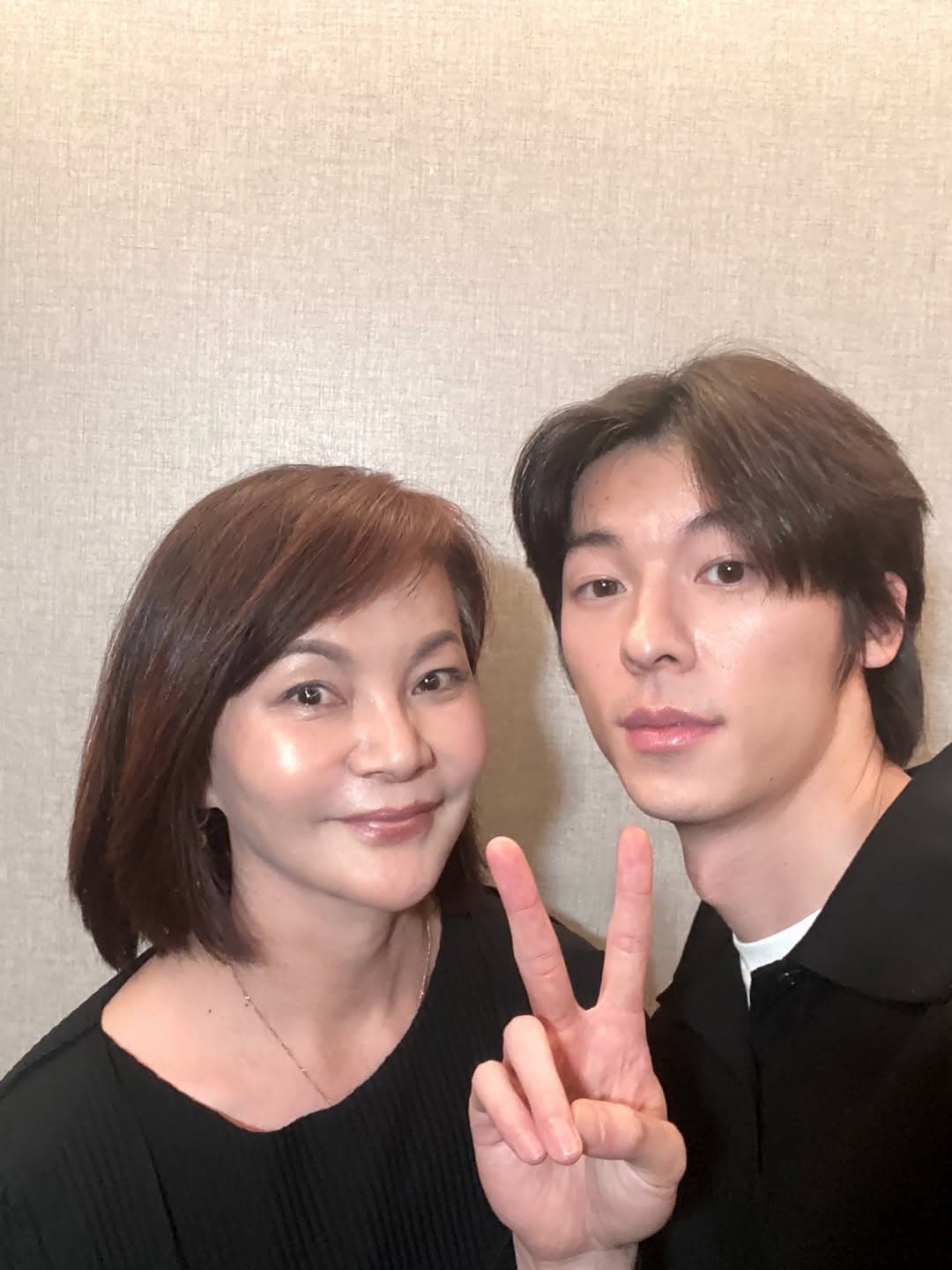 子瑜媽與許光漢合照，竟被傳成許光漢與周子瑜熱戀。（翻攝IG@topbeauty_lydia）
