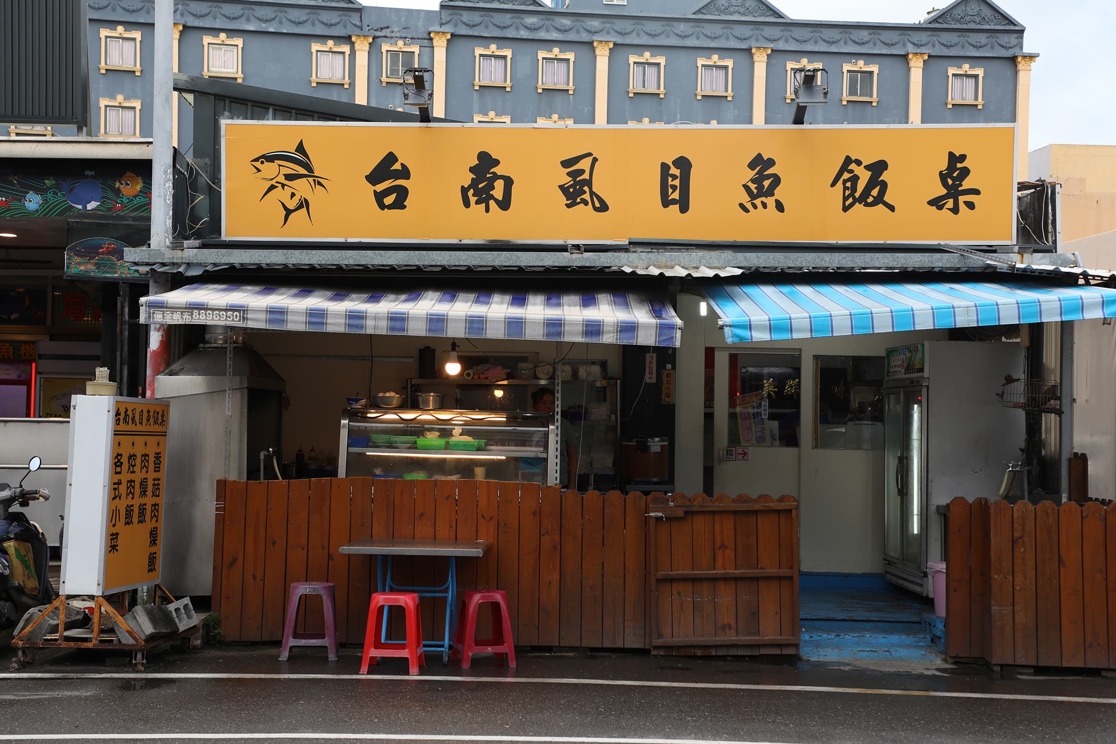 「台南虱目魚飯桌」從傍晚營業至凌晨2點半。
