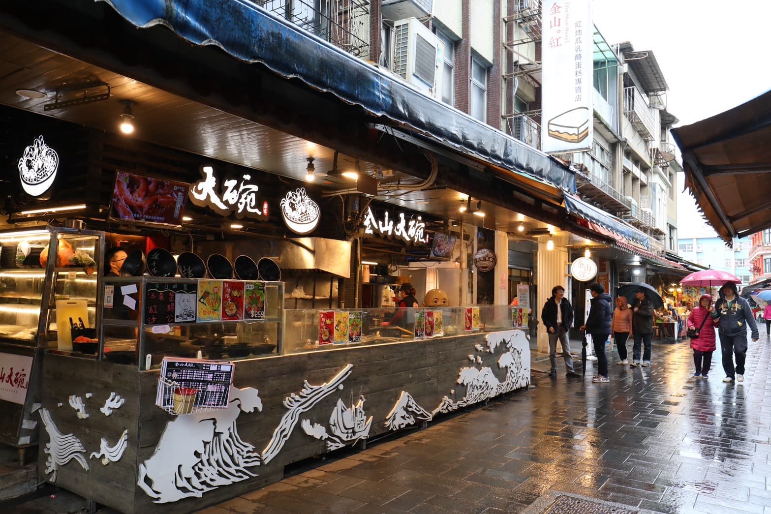 「金山大碗螃蟹」店如其名般氣派，走過路過很難不注意到。