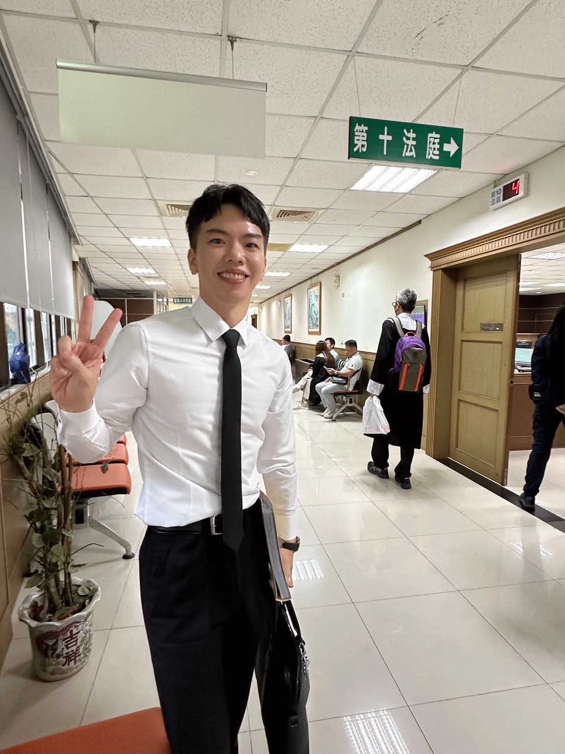 家寧案一審宣判後，郭柏鴻曬出燦笑比YA照，寫下「家寧無罪啦！耶！」（翻攝pohong.kuo IG）