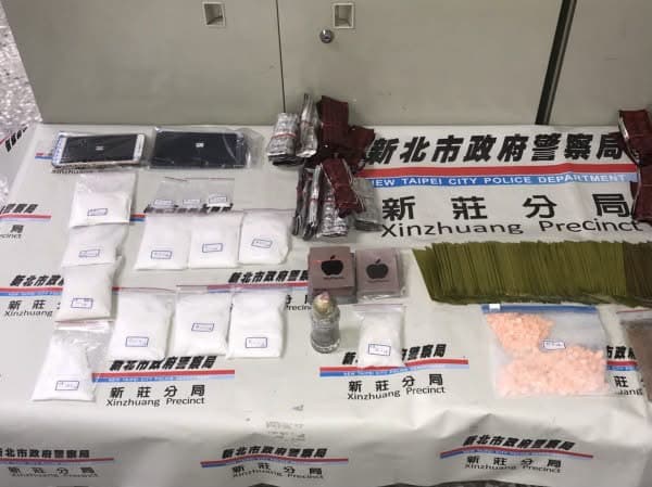 網友貼出的夾鍊袋分裝肌酸圖,激似警方破獲毒品案時,使用的證據照,引得網友搞笑說,要叫警察了。(新北市警察局新莊分局提供)
