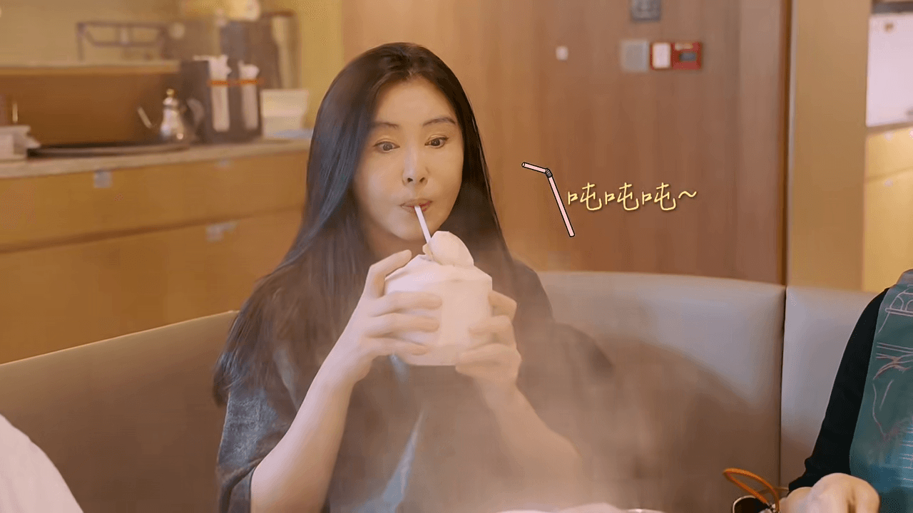 王祖賢吃泰式火鍋配椰子水,透露椰子水是她最喜歡的天然飲料。(翻攝王祖賢小紅書)