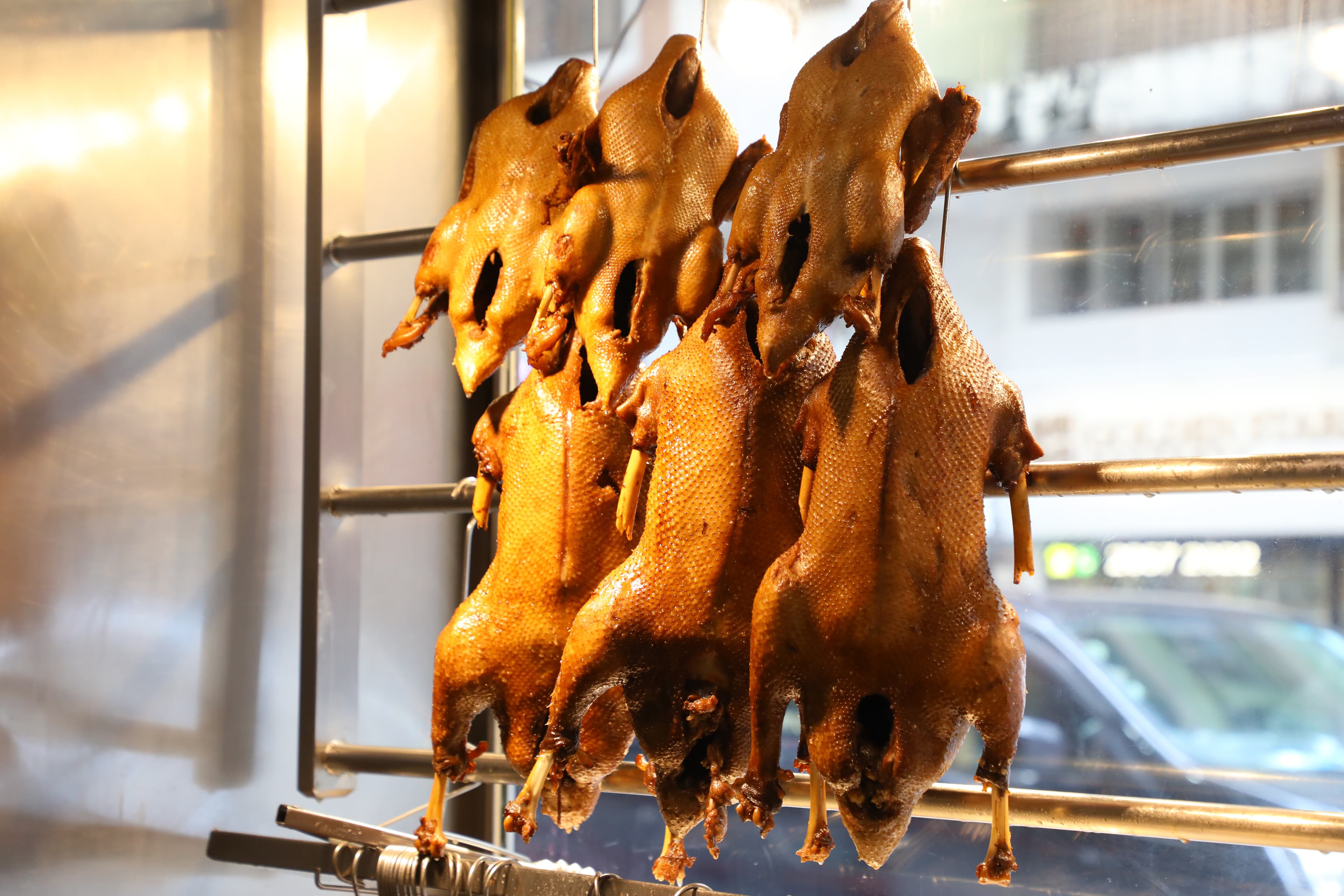 獅頭鵝體型較大肉質豐厚，經幾小時滷製後外皮金黃亮麗，超級誘人。
