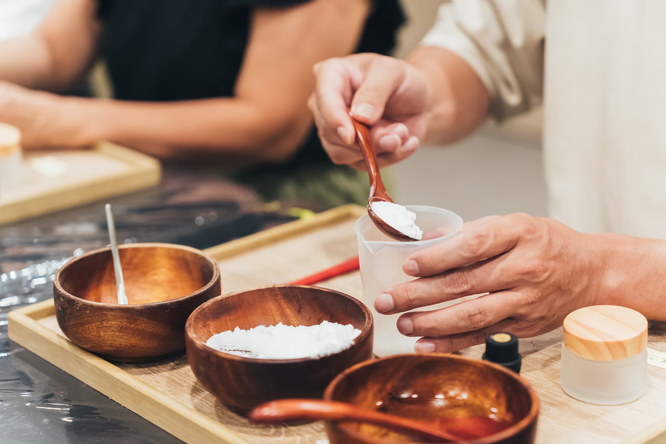 除了精彩的戶外活動，住客也能在飯店內體驗自己動手做天然牙膏。（太魯閣晶英酒店提供）