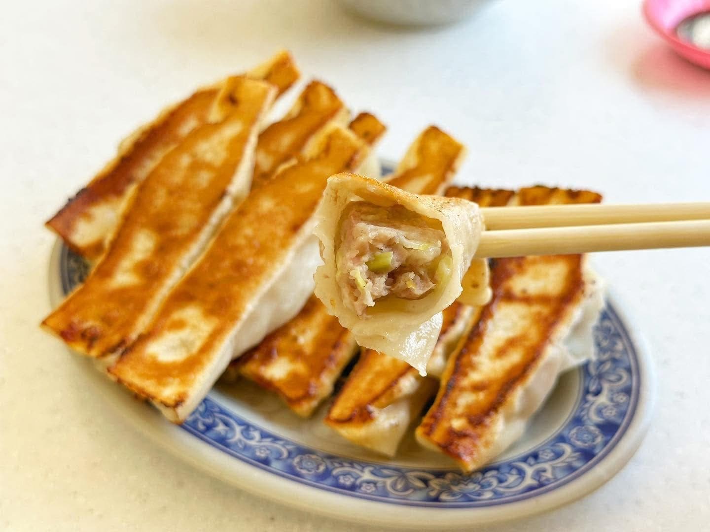 「鍋貼」都是熱騰騰起鍋,麵皮相當酥脆有Q勁,肉餡摻進了韭黃。(75元/10個)