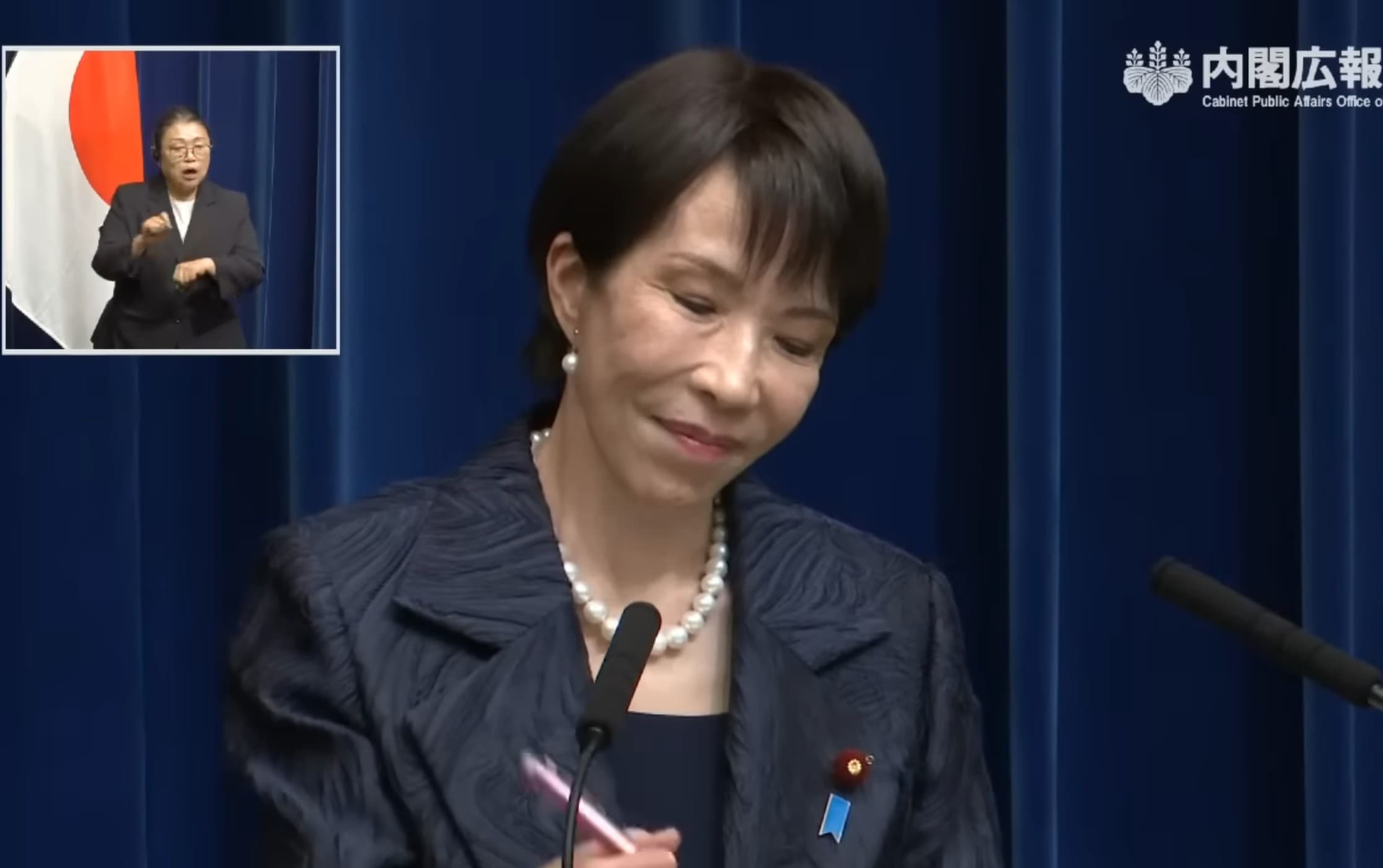 高市早苗記者會上使用的原子筆同樣受到討論。（翻攝首相官邸YT）
