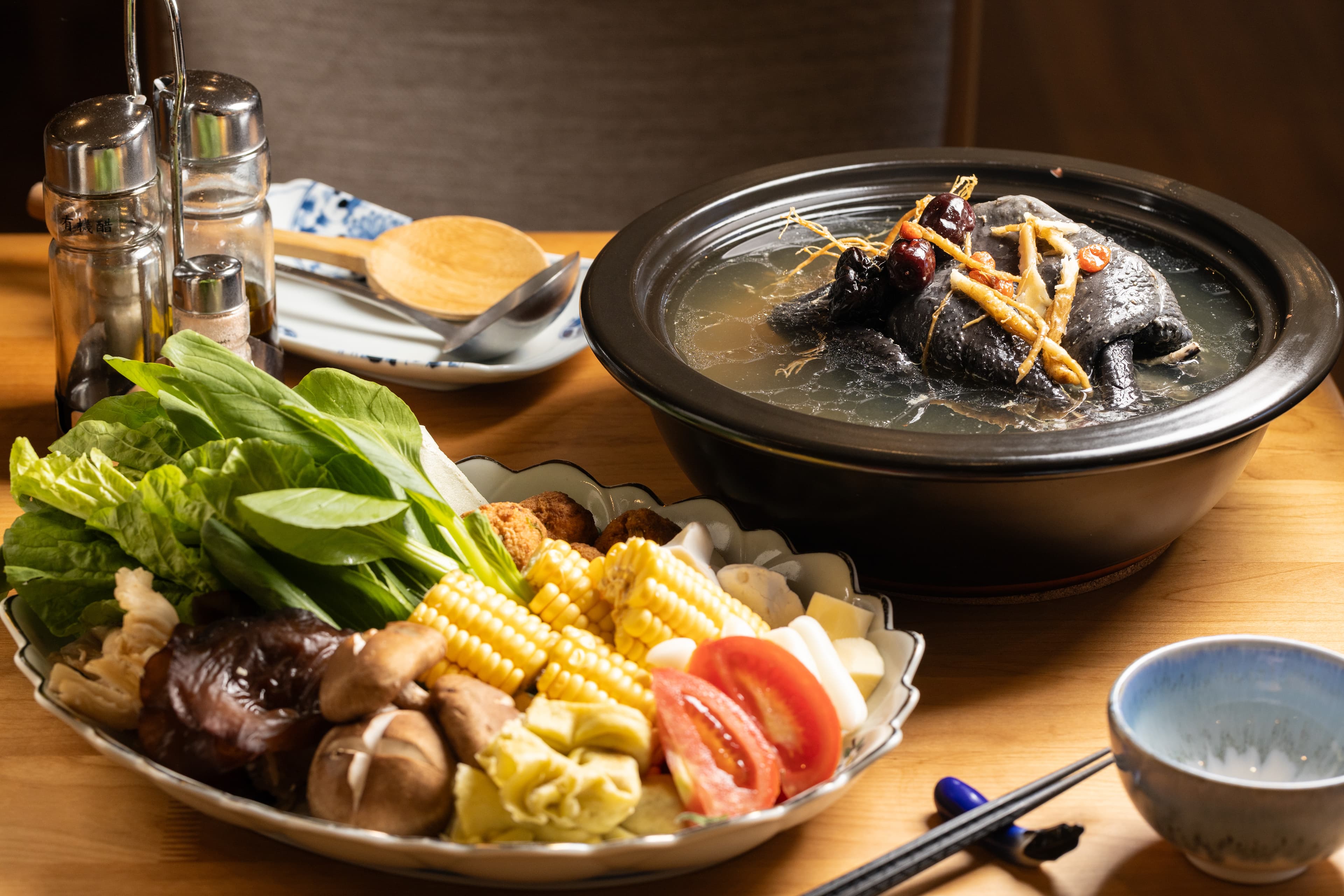 「鍋物」準備了有機當歸燉烏骨雞湯，使用農場自種的有機當歸，搭配人蔘、紅棗、黑棗、枸杞，很適合冬日進補暖身。（980元／人套餐菜色）
