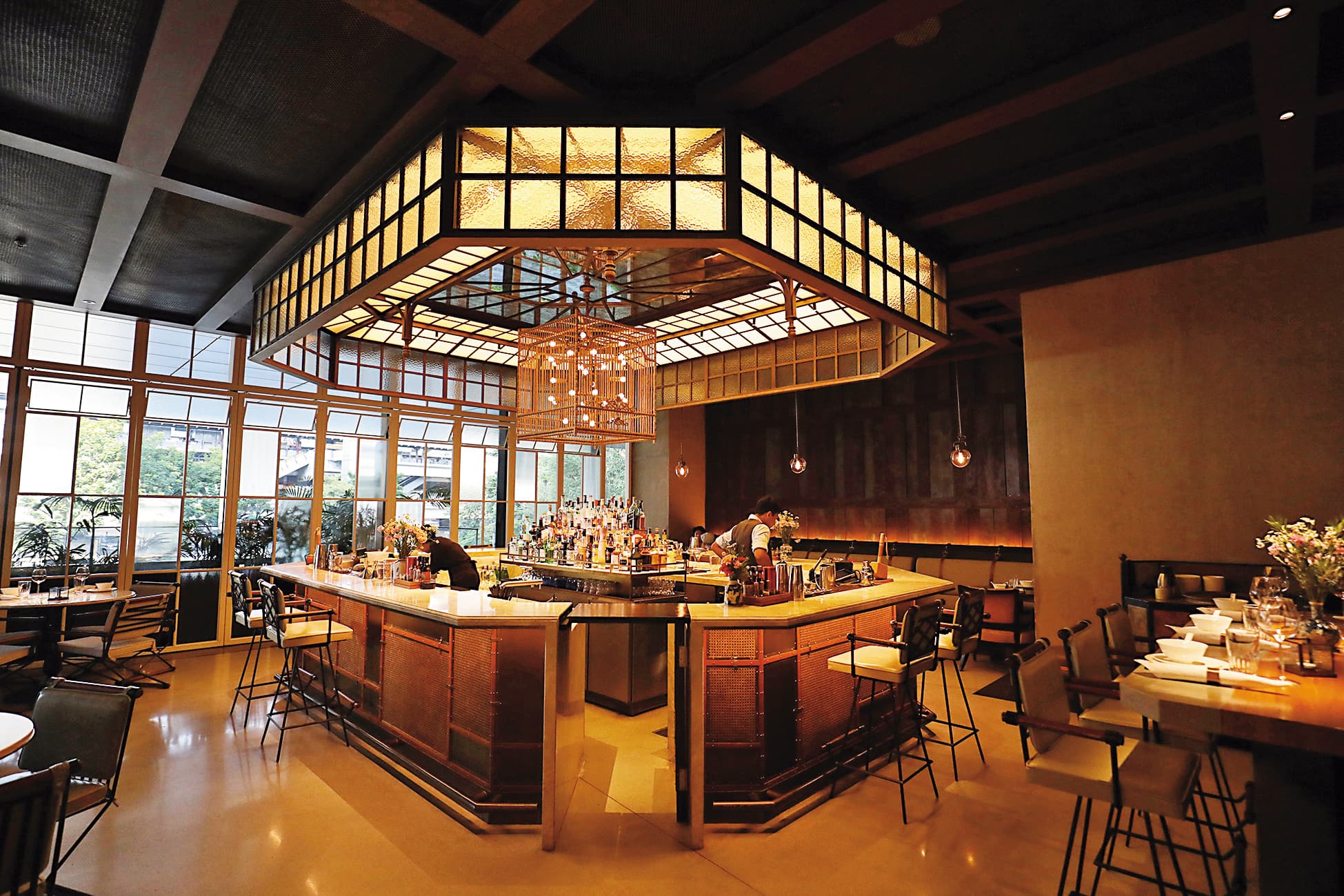 「卅二公館Mott32」中央設有一座華麗酒吧，迎合西方人吃飯前先喝一杯的習慣。