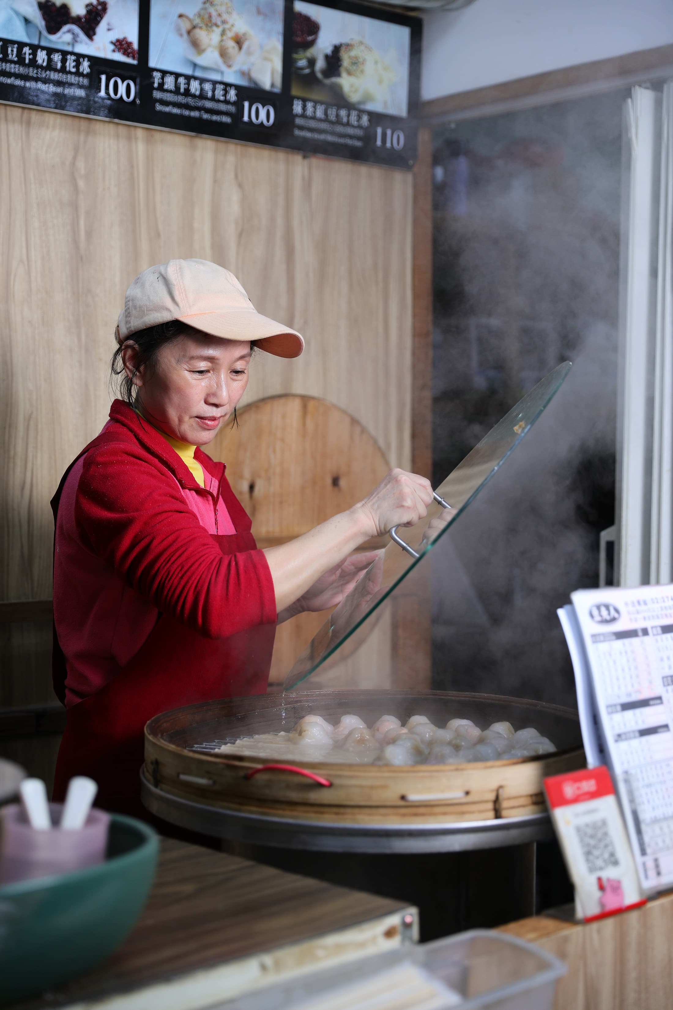「豆夫人」的老闆娘葉太太來自屏東萬丹,原先以銷售生紅豆起家。