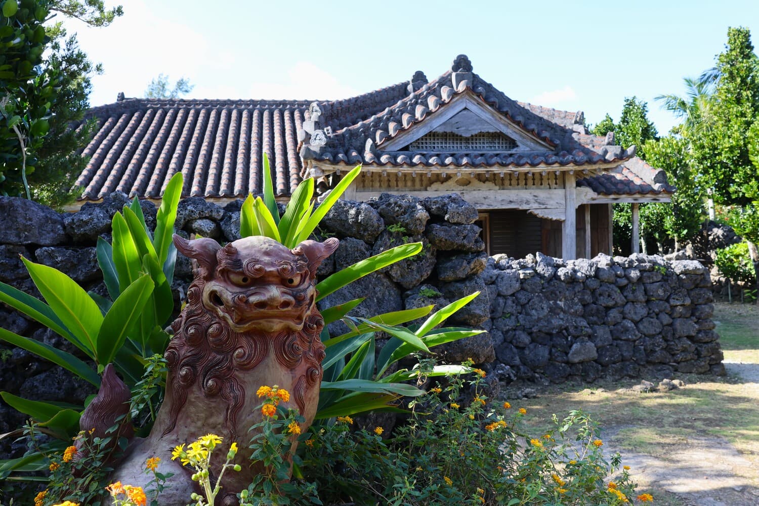 八重山村的風獅爺雕像隨處可見，這些象徵平安的守護神是當地文化的標誌之一。