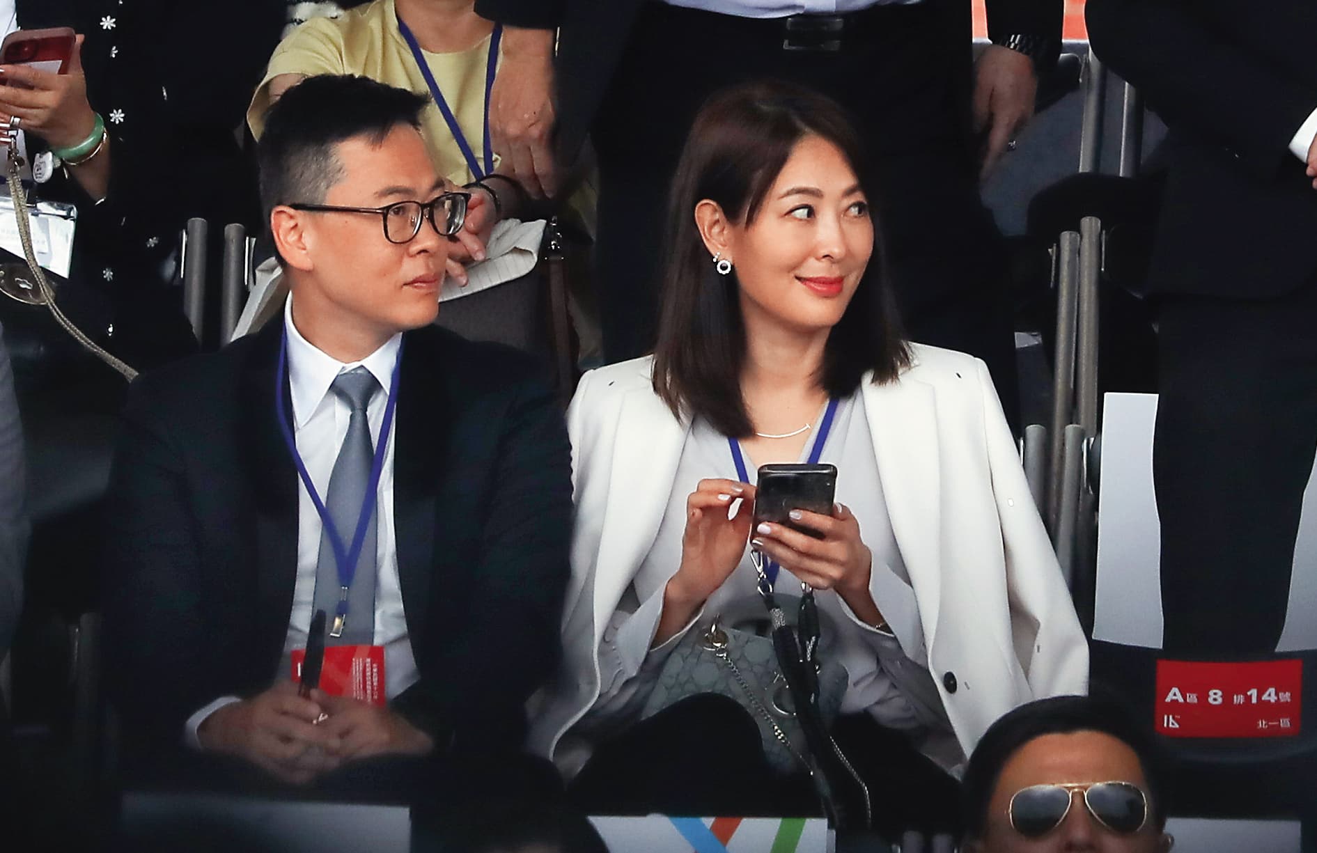賴清德總統就職演說，賈永婕（右）也在現場；當初兩人一度被拱搭配參選正副總統，讓賈永婕有「由藍轉綠」的印象變化。左為賈永婕丈夫王兆杰。