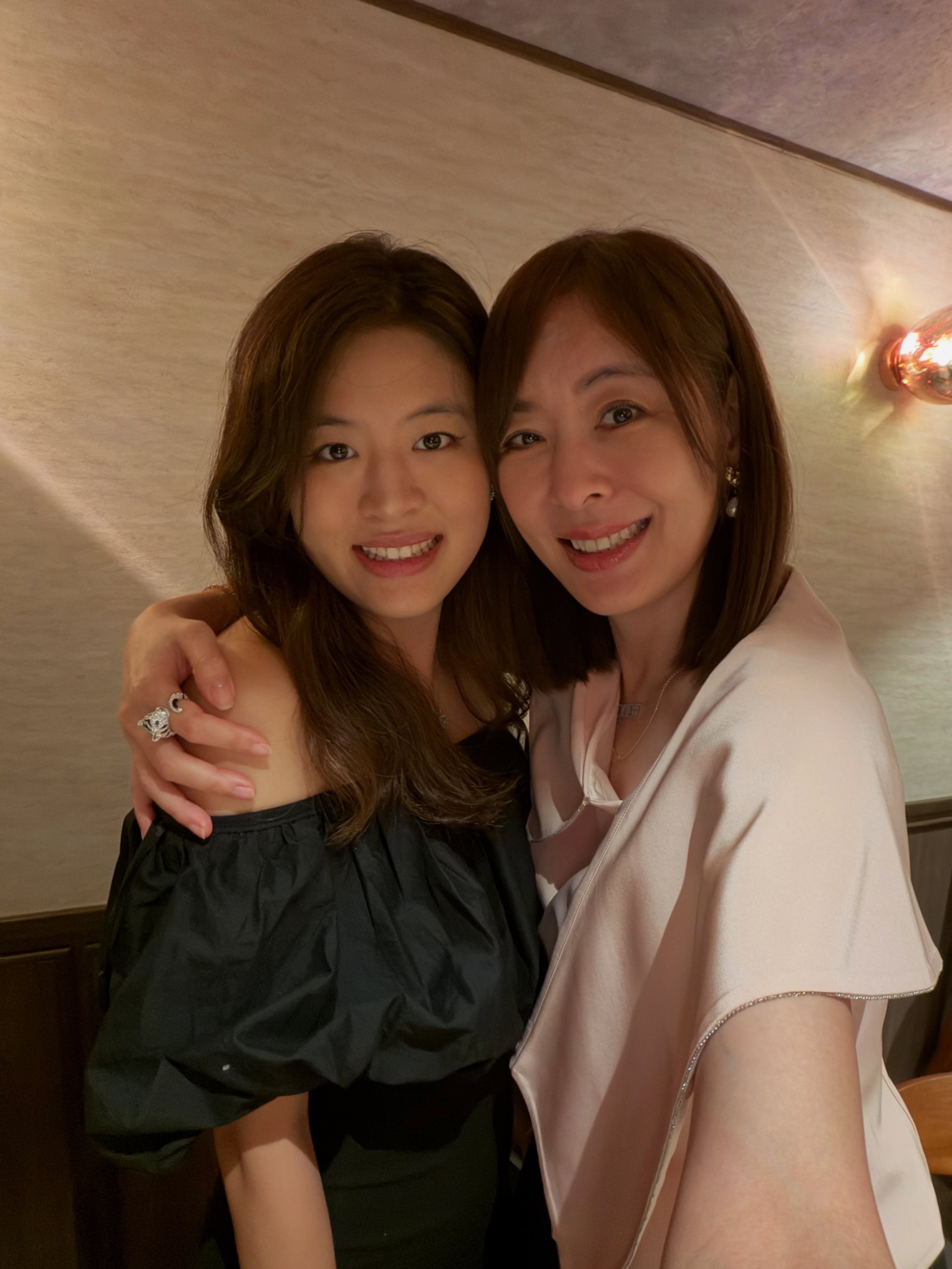 安安(左)和媽媽賈永婕(右)長得很像。(翻攝賈永婕臉書)