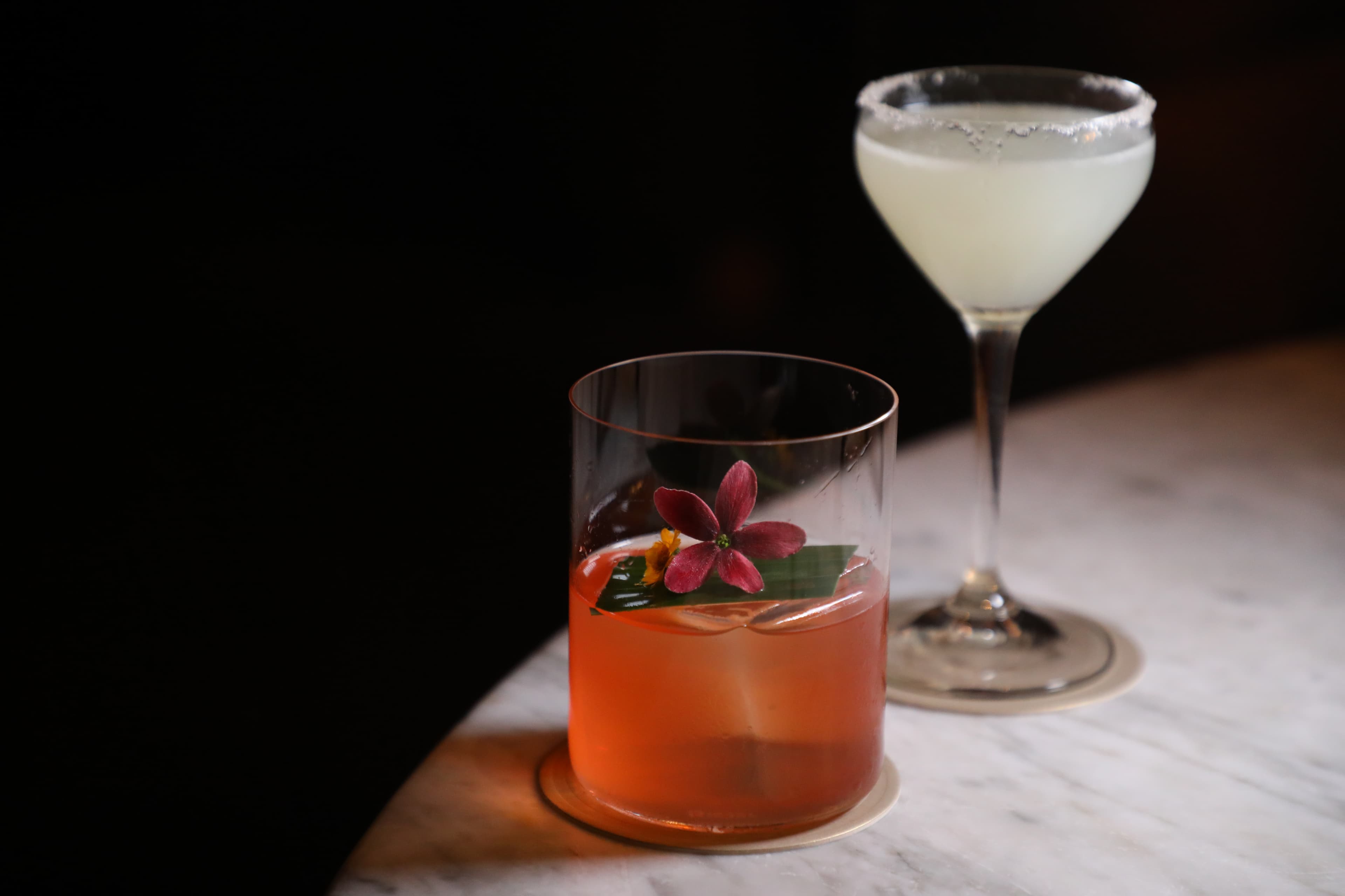「Mezcalita」（前，420泰銖／杯，約NT$371）是時下最新潮的梅茲卡爾調酒，後方則是柚子調酒「Tongerine & Yuzu」（後，160泰銖／杯，約NT$141）。