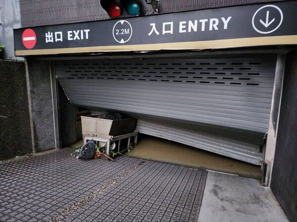 宜蘭蘇澳煙波大飯店的地下停車場閘門遭撞破，水淹進地下室造成30多輛車因此泡水。（翻攝畫面）