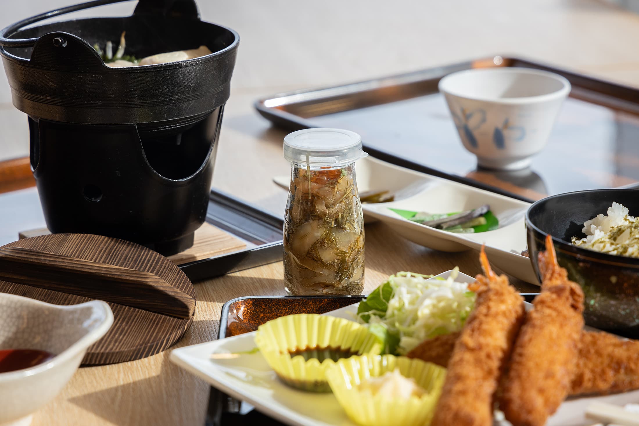 由旅行社安排的午餐能一口氣品嘗到來宮古市必吃的瓶丼料理、炸蝦、炸魚與火鍋。（團餐菜色，2,500日圓／人，約NT$550）