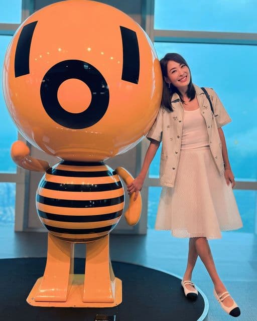 賈永婕與台北101吉祥物初次見面。（翻攝臉書「賈永婕的跑跳人生」）