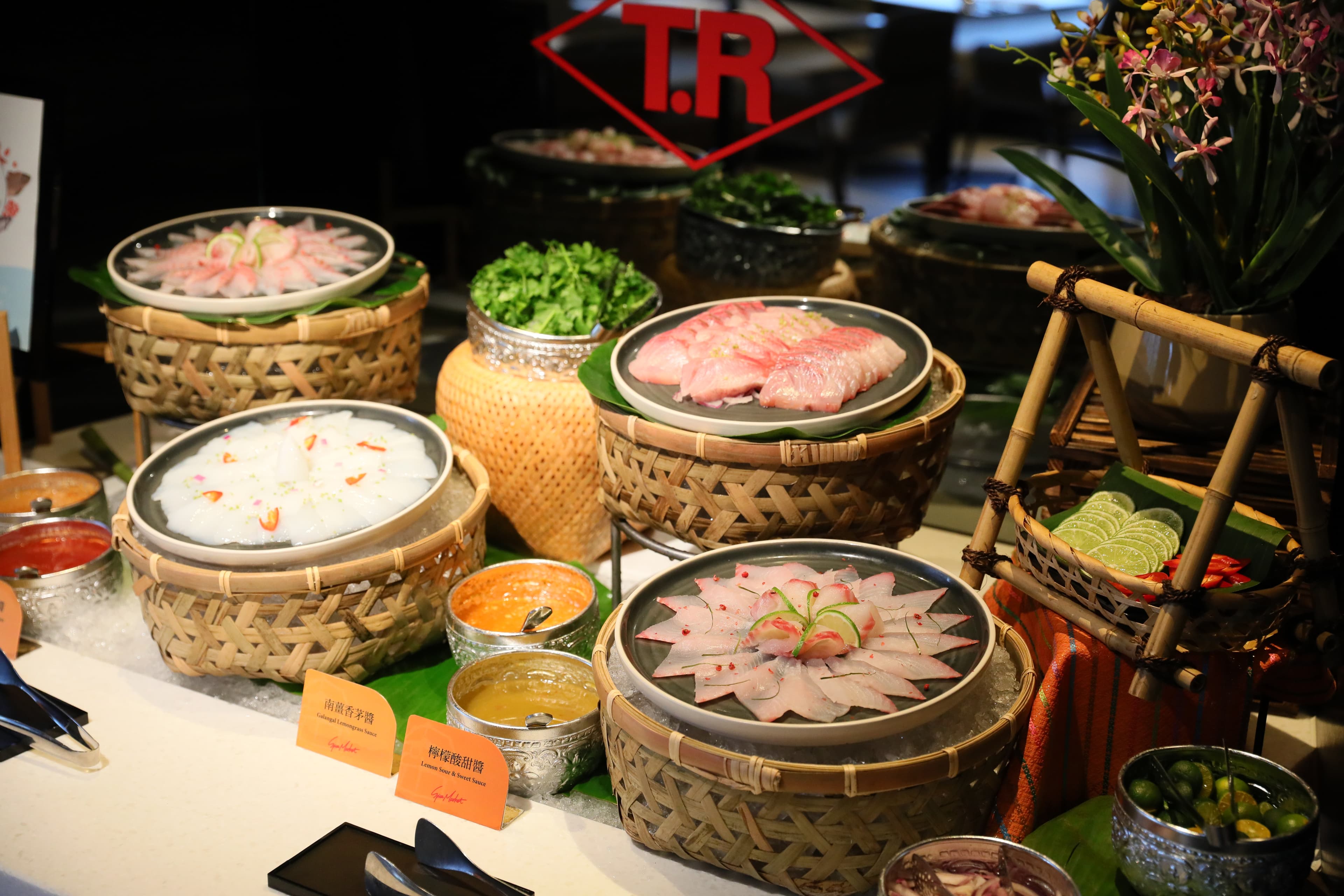 「現流海鮮區」使用來自台東成功漁港的現流魚貨，週末再加碼提供大尾泰國蝦及松葉蟹腳。