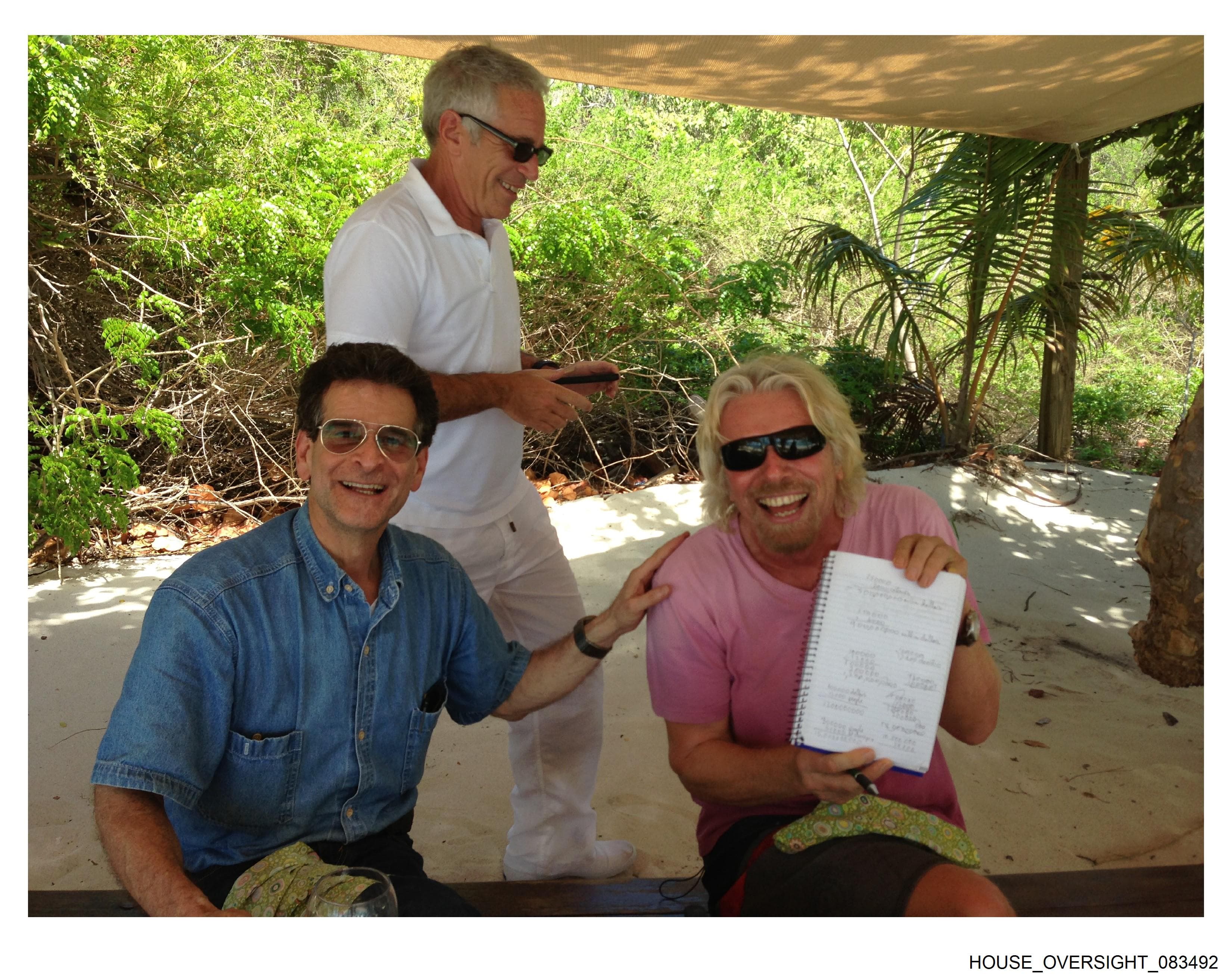 Segway發明人迪恩卡門（Dean Kamen）、手持筆記本的理查布蘭森（Richard Branson），以及艾普斯坦同框。（翻攝House Oversight Democrats）