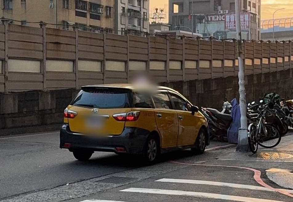 警方在三重中興橋旁尋獲歹徒搶走的計程車。(翻攝畫面)