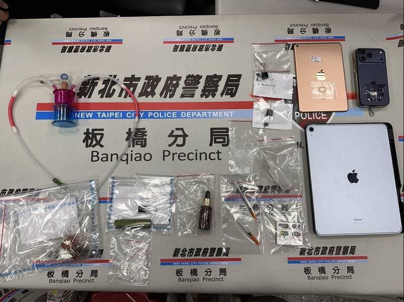 警方經搜索後共查扣安非他命吸食器2組、殘渣袋3個、注射器2個、電子菸加熱器1支、菸彈3個、瓶裝依托咪酯1瓶、不明膠囊3個、不明白色粉末1包、手機2支、平板1部等證物。（翻攝畫面）
