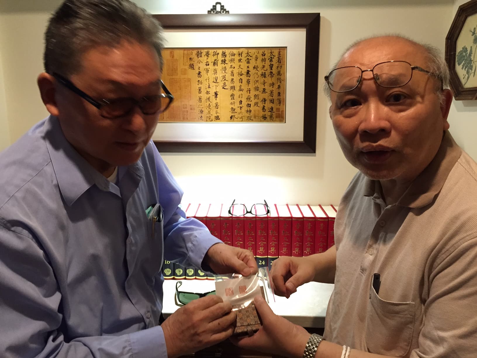 胡適曾題字送給李敖（左），陳耀昌（右）某次花了一百萬買下作為紀念。（陳耀昌提供）